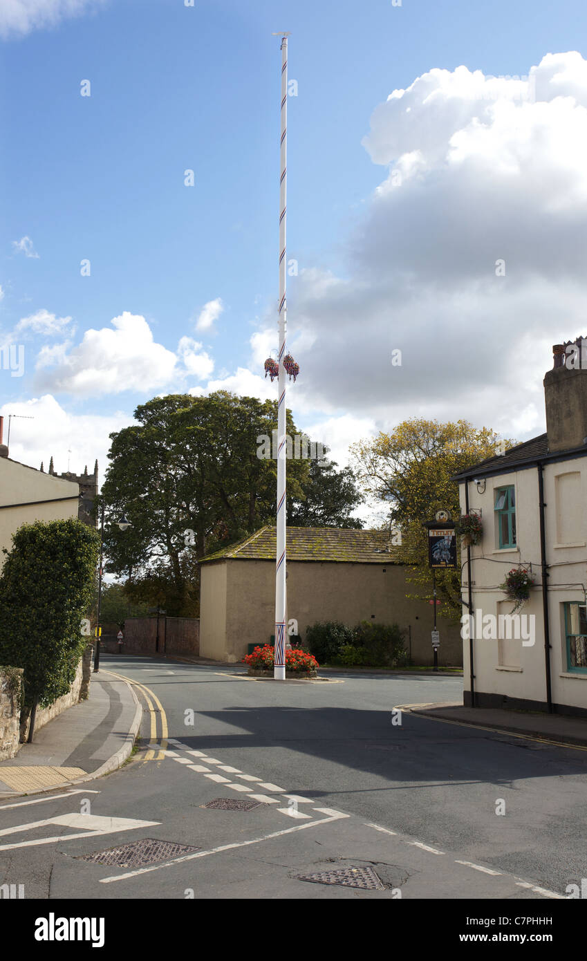 Der Maibaum im Dorf Barwick in Elmet. in der Nähe von Leeds, West Yorkshire, Großbritannien. Der Maibaum ist einige 90 Fuß hoch Stockfoto