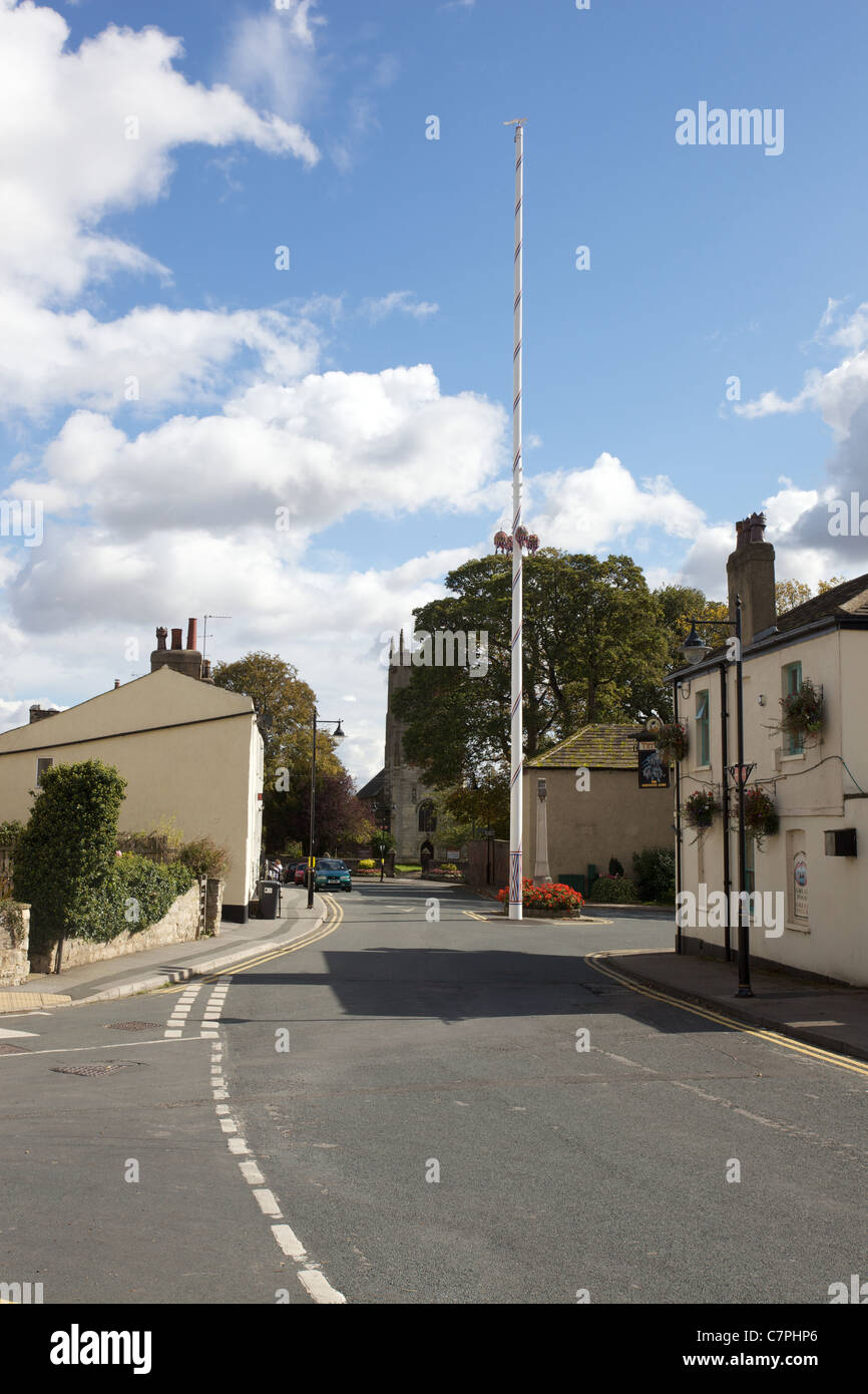 Der Maibaum im Dorf Barwick in Elmet. in der Nähe von Leeds, West Yorkshire, Großbritannien. Der Maibaum ist einige 90 Fuß hoch Stockfoto