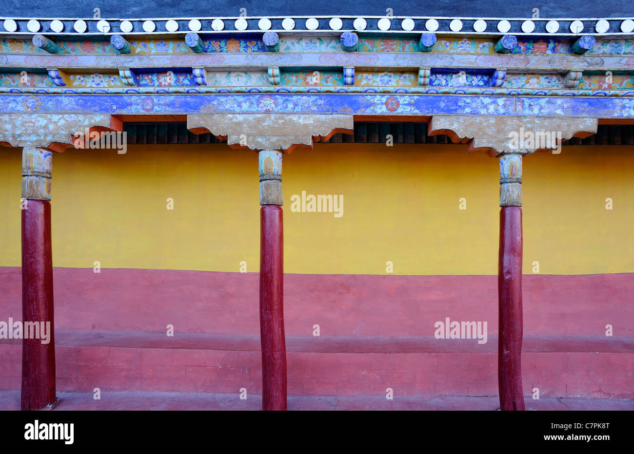 Bemalte Kolonnade in Thikse Gompa, Kloster, Thiksay, Tikse, Tiksey, Thikse. Thikse, Ladakh, Indien. Stockfoto