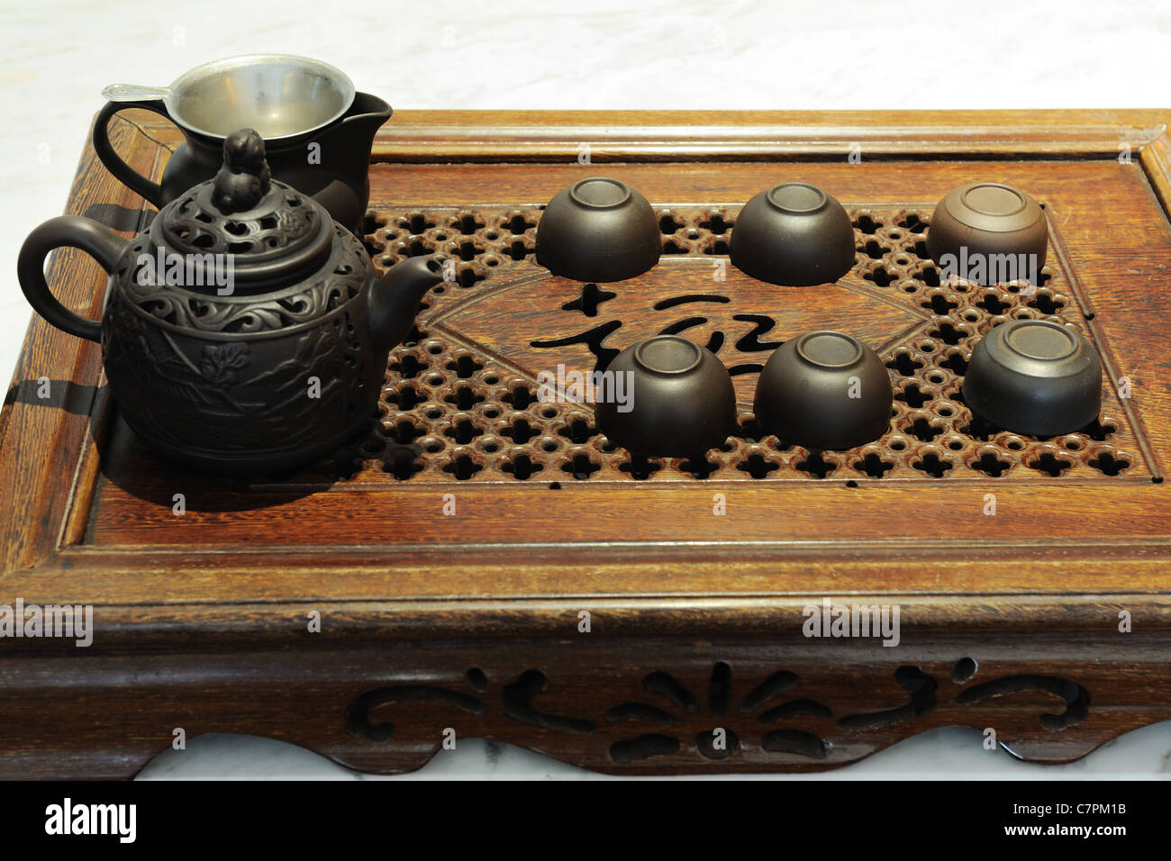 Traditionelle chinesische Kultur - Gongfu-Tee-Set mit Teekanne und Teetassen Stockfoto