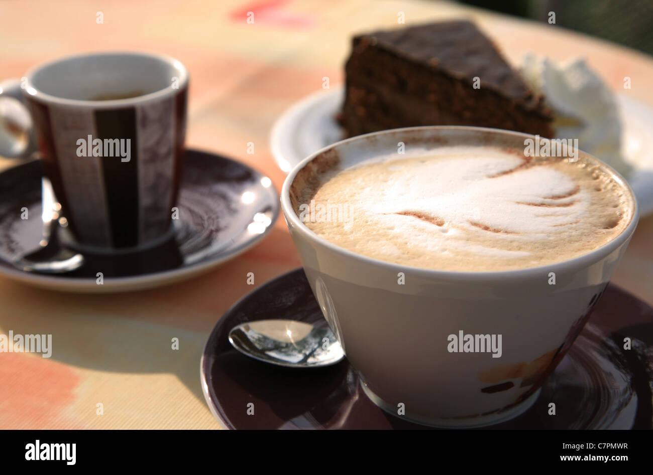 Cappuccino, Espresso und Kuchen Stockfoto