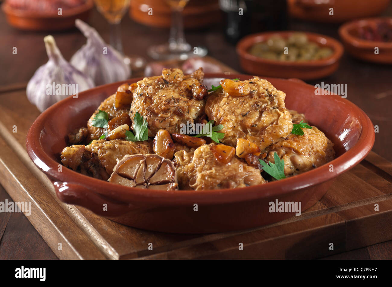 Pollo al Ajilo. Hähnchen Sie mit Knoblauch. Spanische Küche Stockfoto