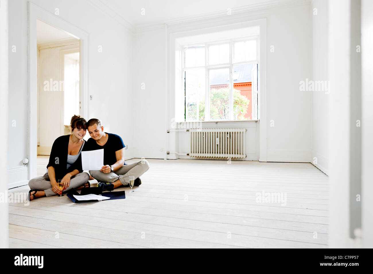 Paar lesen Papiere im neuen Zuhause Stockfoto