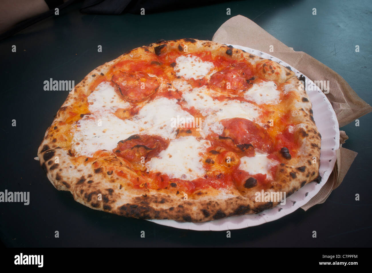 Eine Pizza ist am Madison Square isst Festival gesehen. Stockfoto