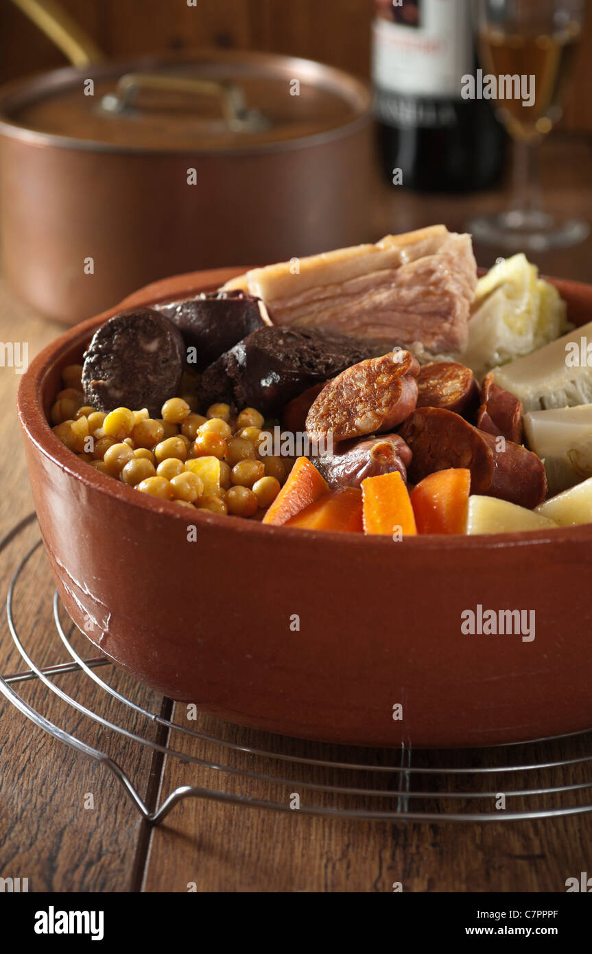 Cocido Espanol. Spanische Fleisch- und Gemüseeintopf Stockfoto