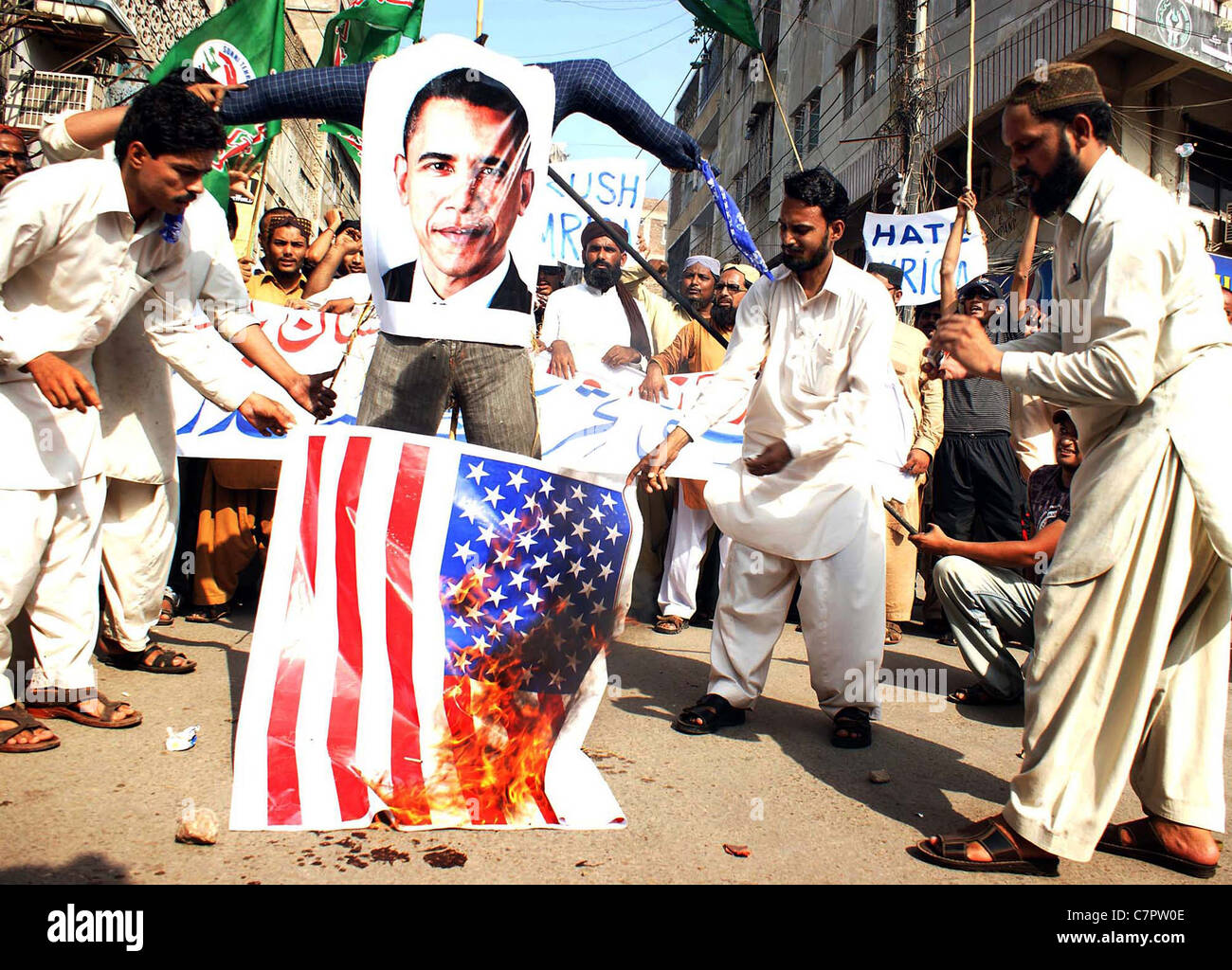 Aktivisten der Sunni Tehreek (ST) brennen US-Flagge, wie sie gegen die US-Regierung in Hyderabad protestieren Stockfoto