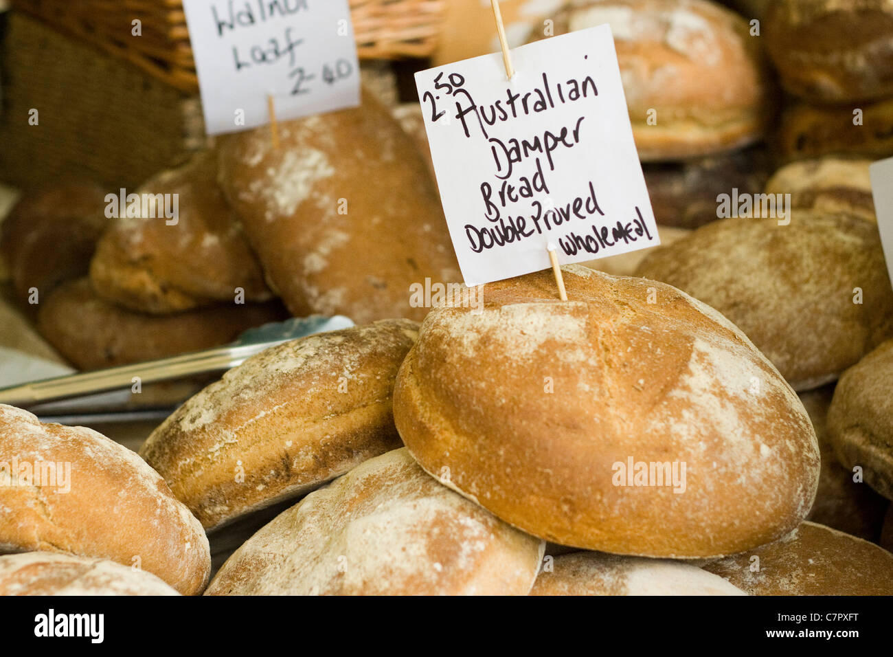 Australische Dämpfer Brot, doppelt bewährt und Vollkorn in Cheltenham Farmers Market Stockfoto