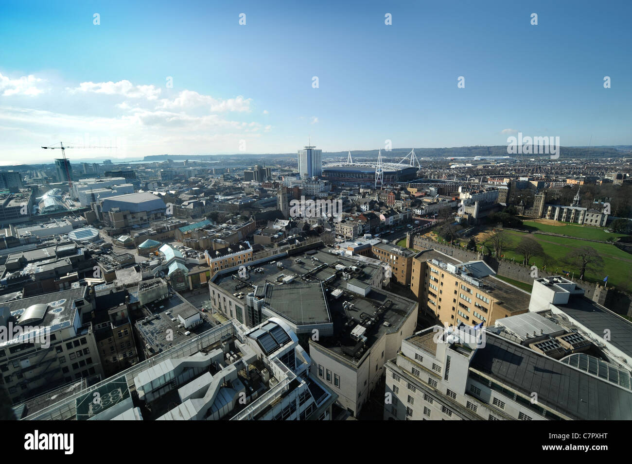 Einen erhöhten Blick auf der walisischen Cardiff mit dem Schloss (rechts) und das Millennium Stadium (wieder hinten) S. Wales UK Stockfoto