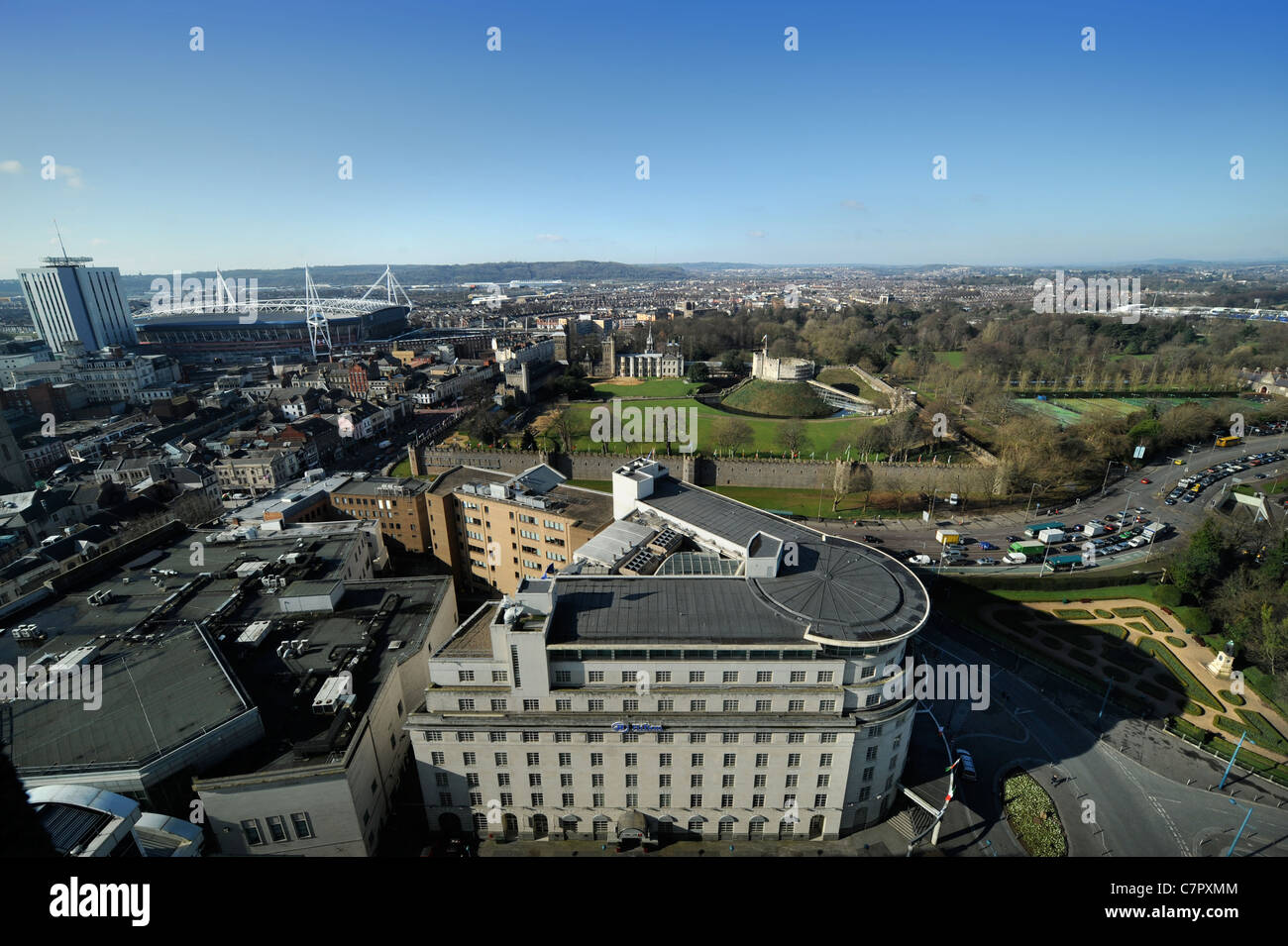 Einen erhöhten Blick auf der walisischen Cardiff mit dem Hilton Hotel (vorne), Schloss (hinten) und das Millennium Stadium (links) S Stockfoto
