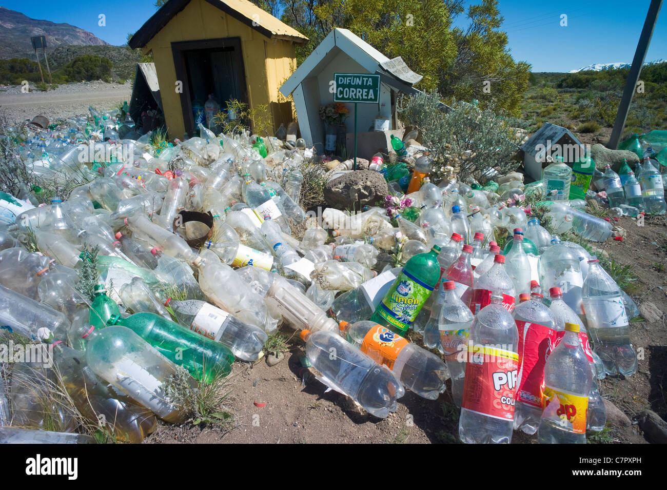 Difunta Correa Straßenrand verändern mit leeren Flaschen gefüllt mit Wasser als bahnt, Patagonien, Chile Stockfoto