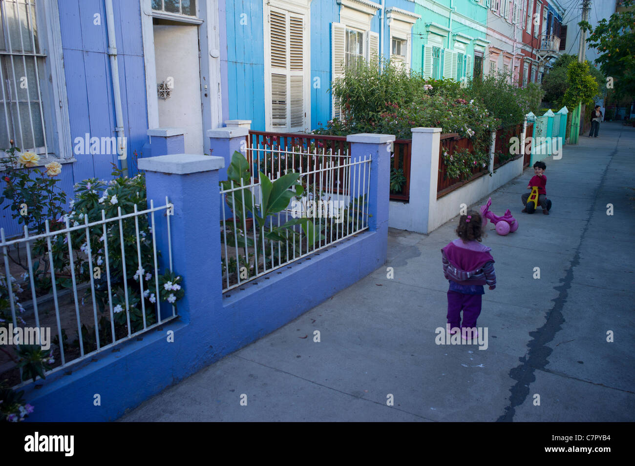 Kinder spielen am Bürgersteig in Valparaiso, Chile Stockfoto