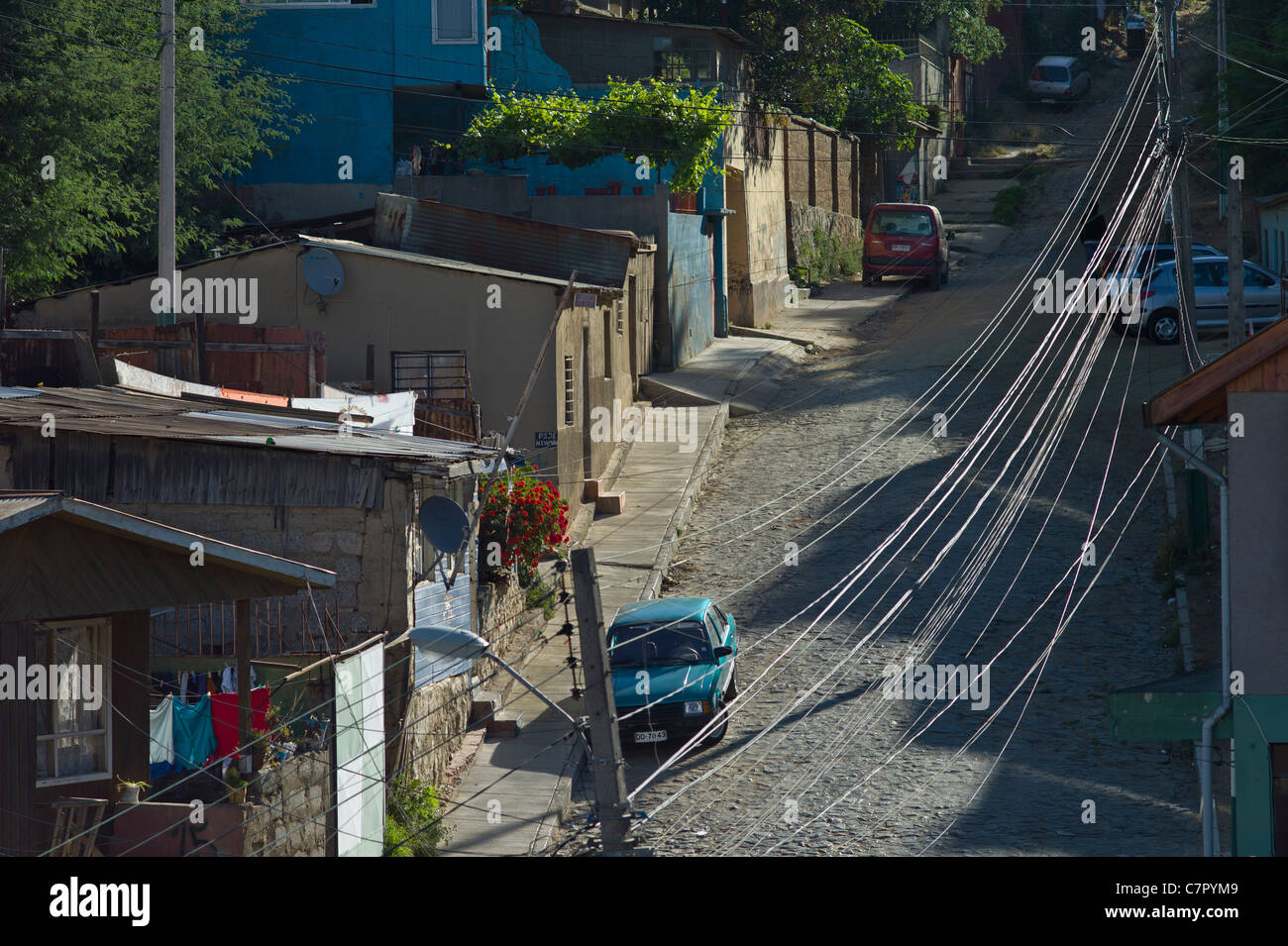 Häuser, Kabel, Viertel auf Hügel in Valparaiso, Chile Stockfoto