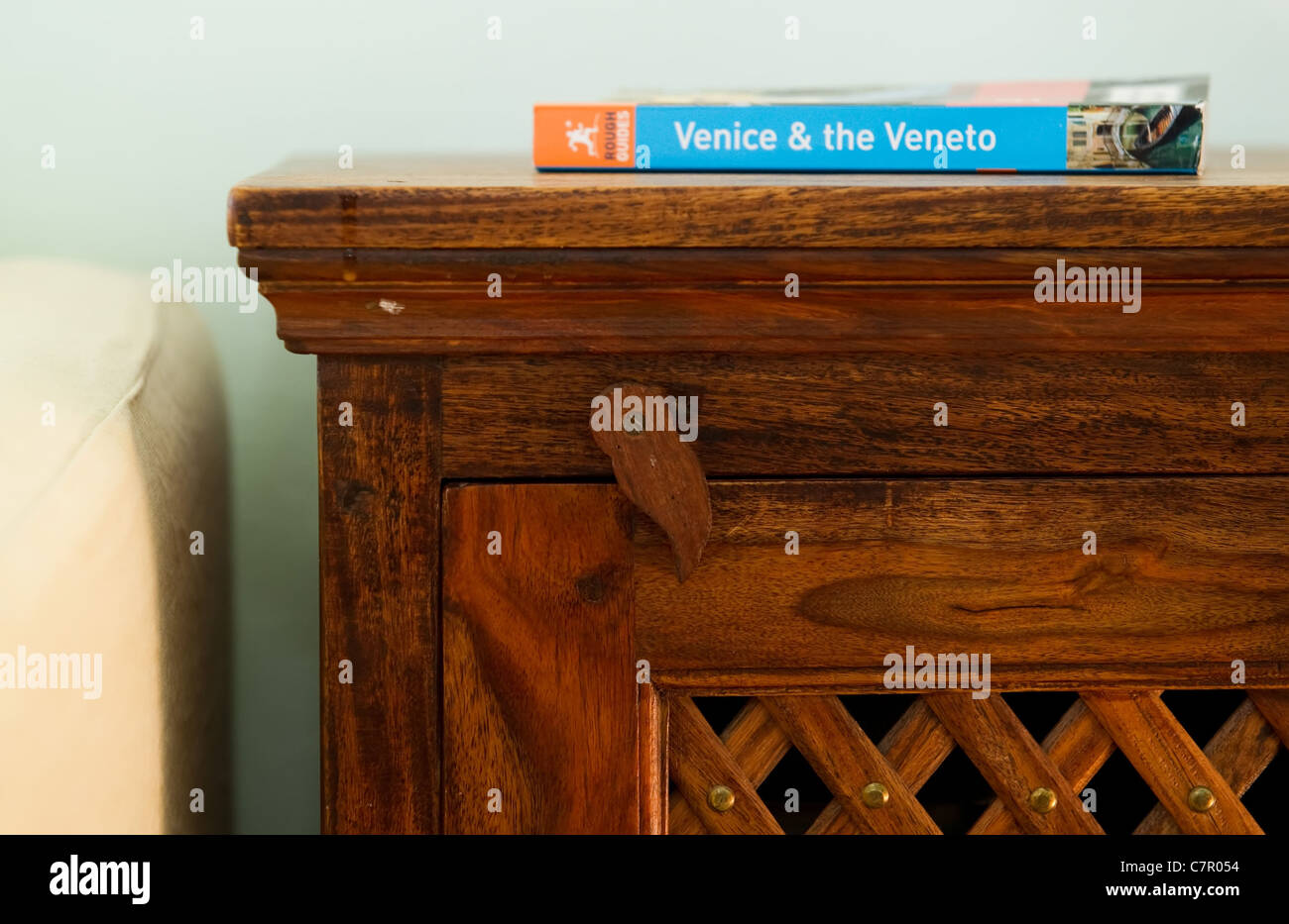 Venedig Reiseführer auf einem sideboard Stockfoto