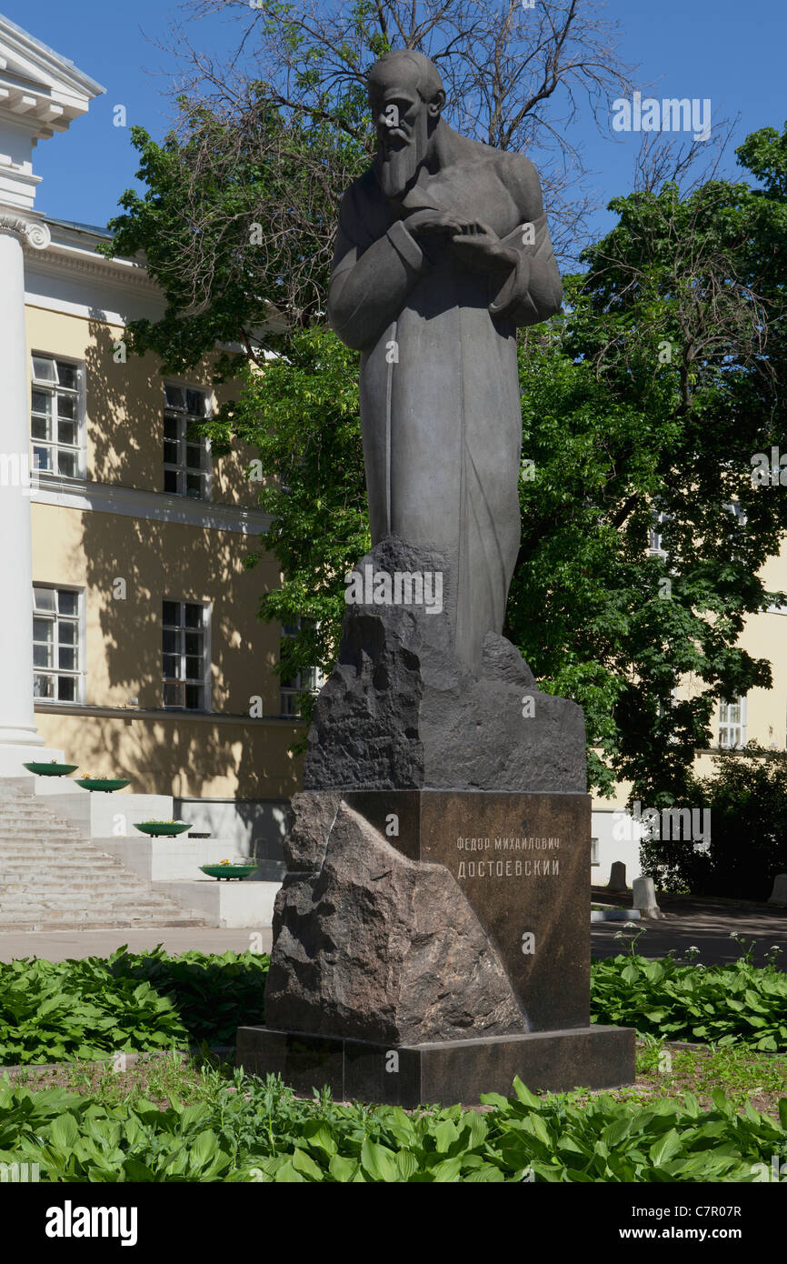 Denkmal des russischen Schriftstellers Fyodor Dostoyevsky (1821-1881) außerhalb Mariinsky-Krankenhaus, wo er, in Moskau, Russland geboren wurde Stockfoto