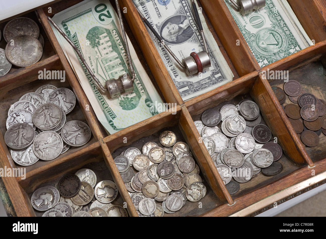 Vintage Geld Schublade mit alten US-Münzen aus den 1930er Jahren. Stockfoto