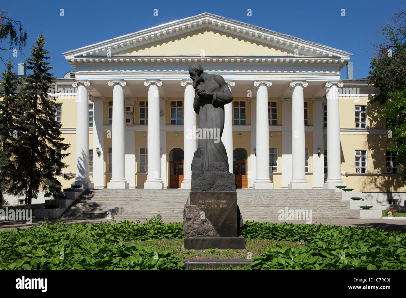 Denkmal des russischen Schriftstellers Fyodor Dostoyevsky (1821-1881) außerhalb Mariinsky-Krankenhaus, wo er, in Moskau, Russland geboren wurde Stockfoto