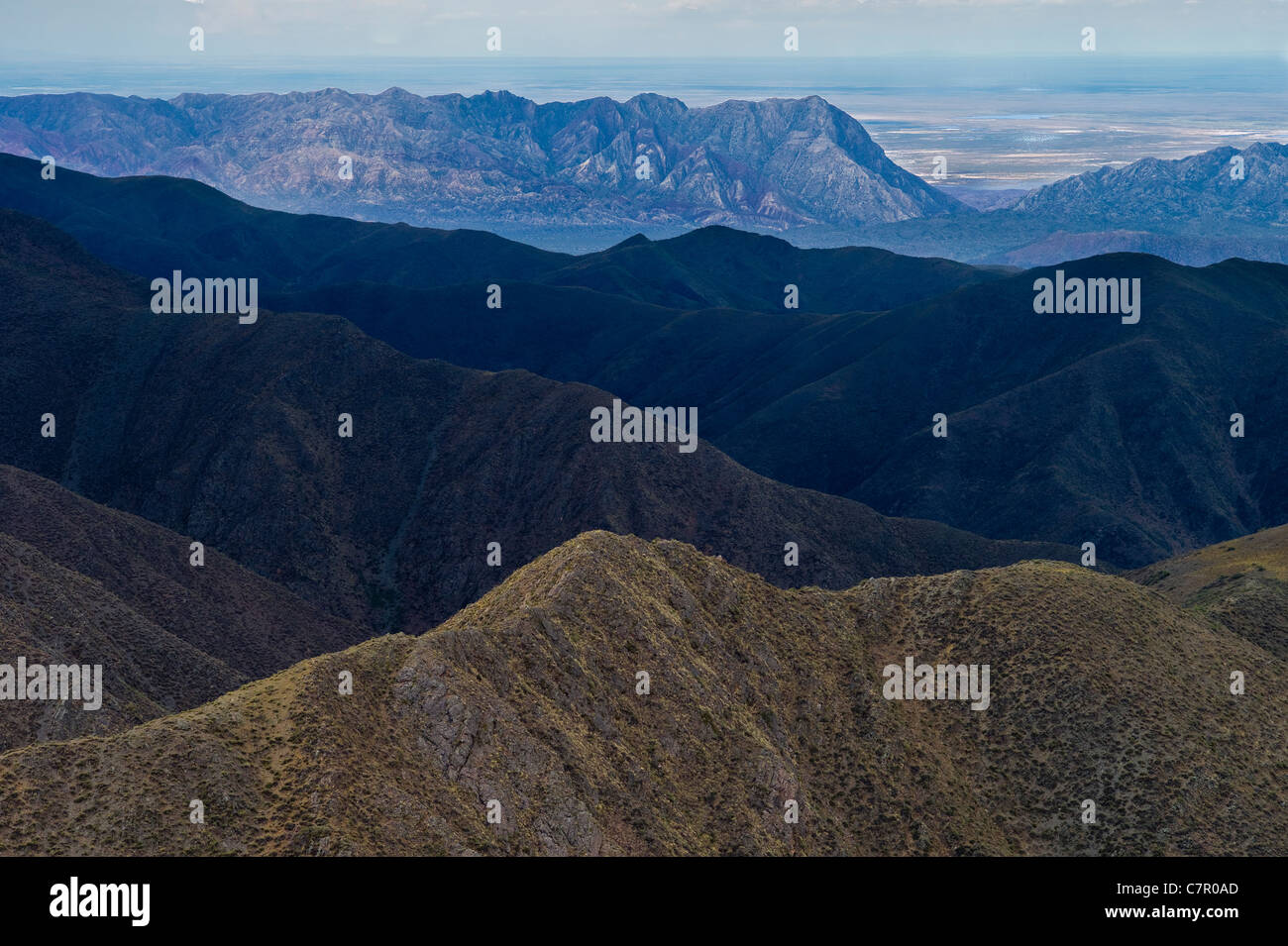 Bergrücken der Anden mit Ebenen Argentiniens Balg Stockfoto