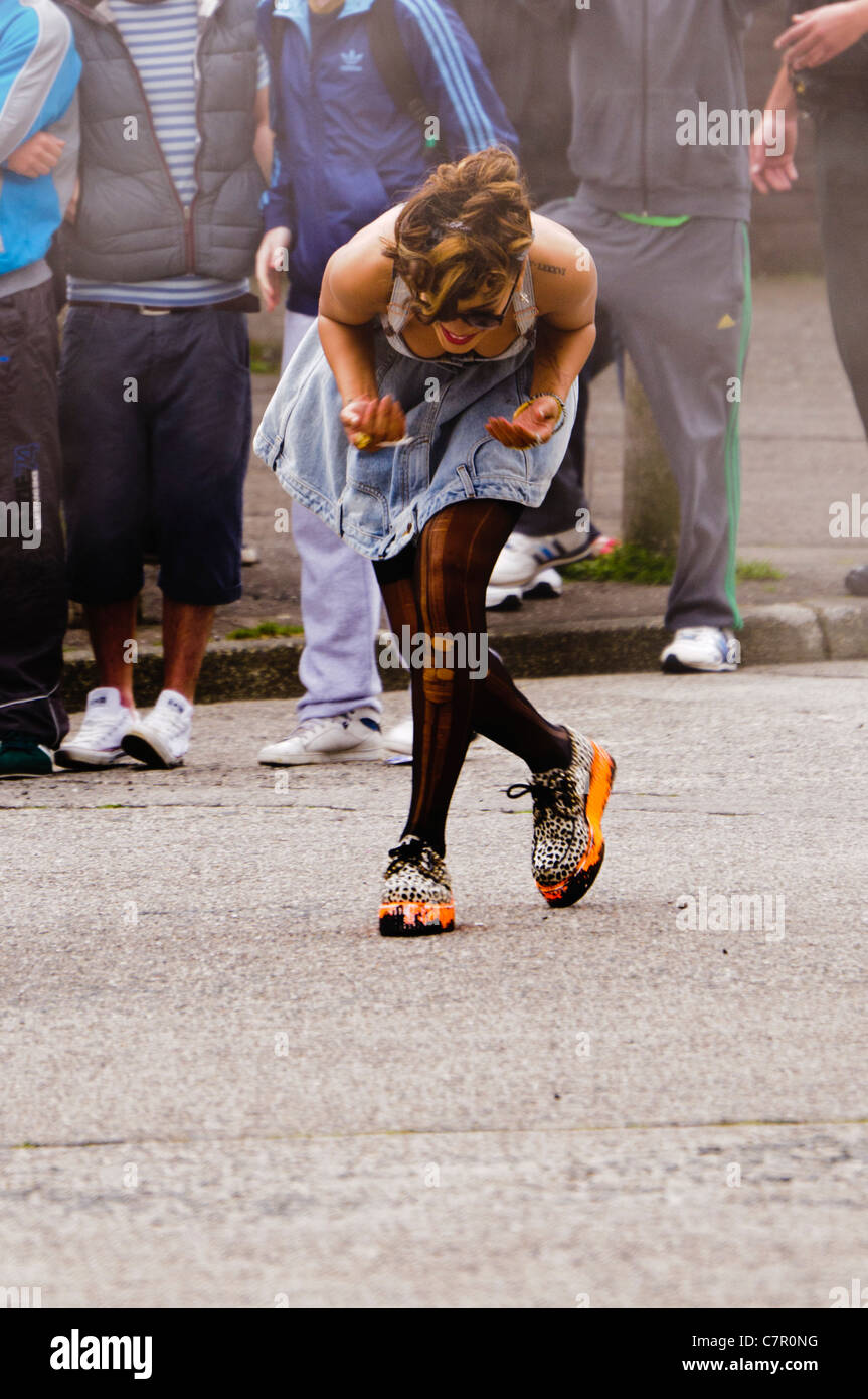 Rihanna duckt unten sich während eines Shootings für ein neues Musikvideo "Wir fanden Love" in Belfast Stockfoto