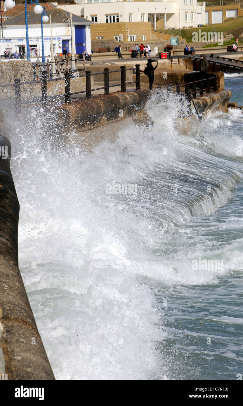 Meer, hämmerte der Küste in Freshwater Bay Isle Of Wight England UK Stockfoto