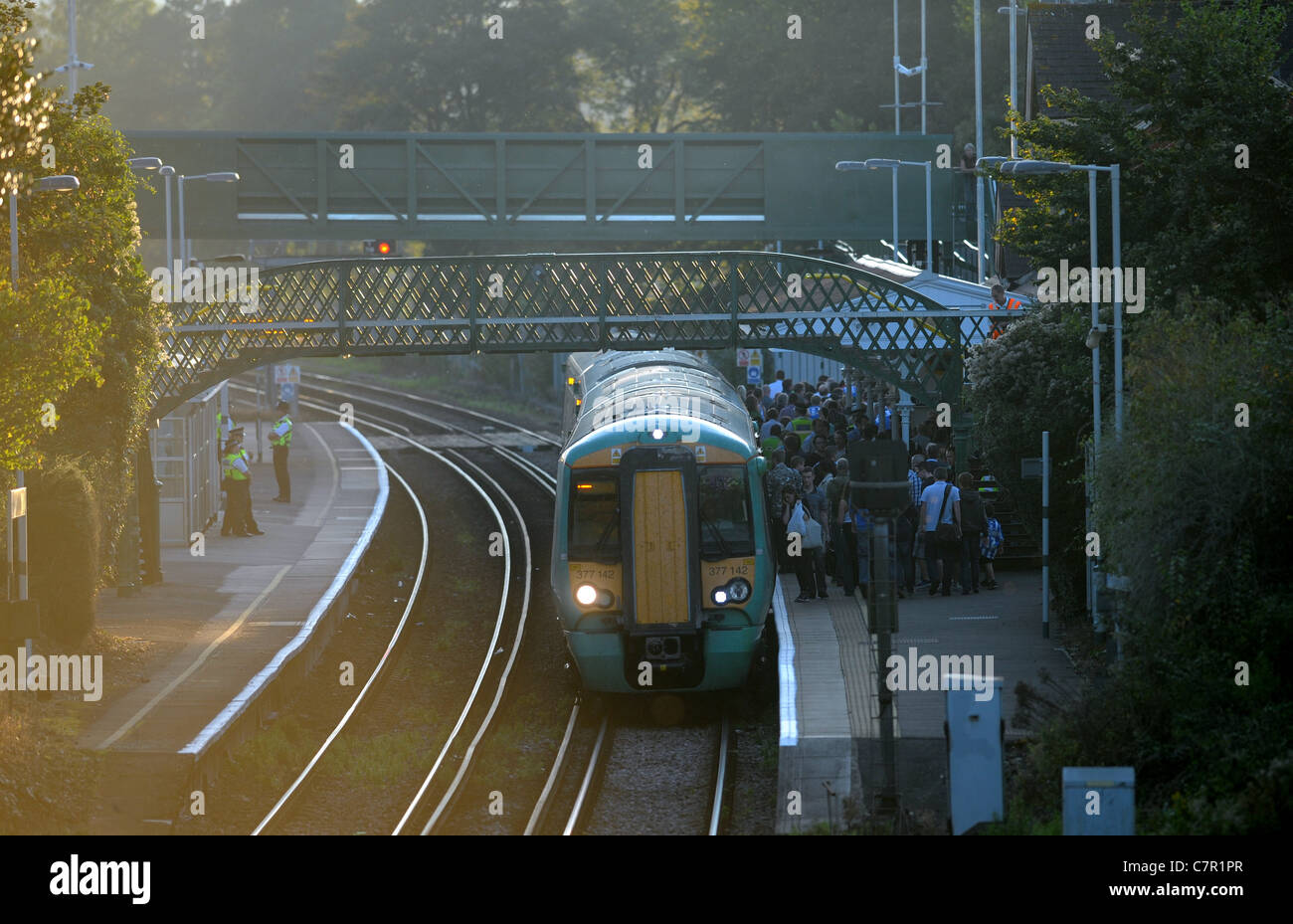 Ein Southern Rail Train zieht in Falmer Bahnhof Brighton durch die Amex-Fußballstadion Stockfoto