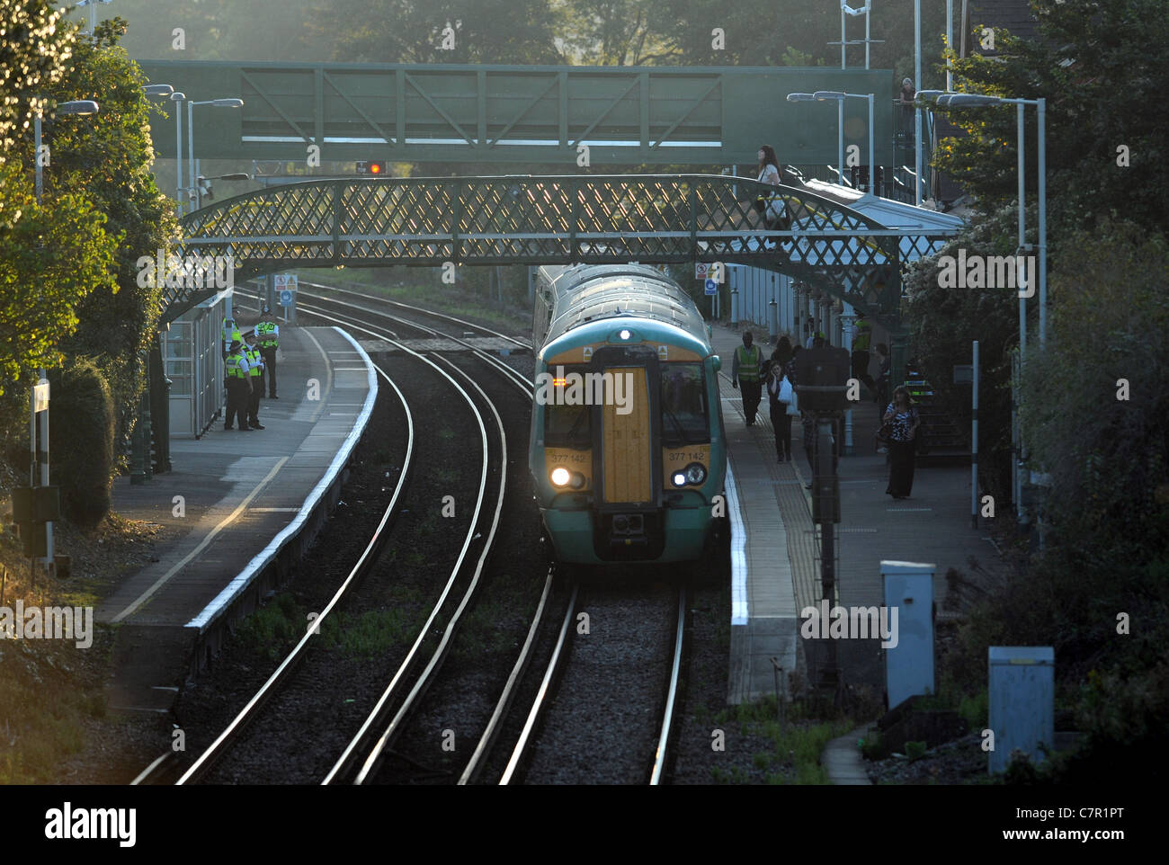 Ein Southern Rail Train zieht in Falmer Bahnhof Brighton durch die Amex-Fußballstadion Stockfoto