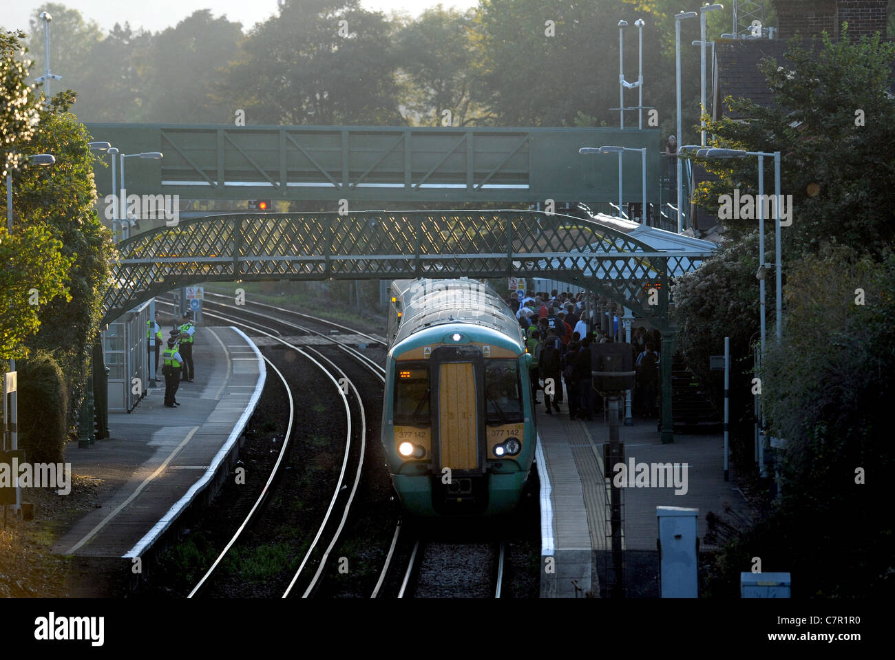 Ein Southern Rail Train zieht in Falmer Bahnhof Brighton durch die Amex-Fußballstadion Stockfoto