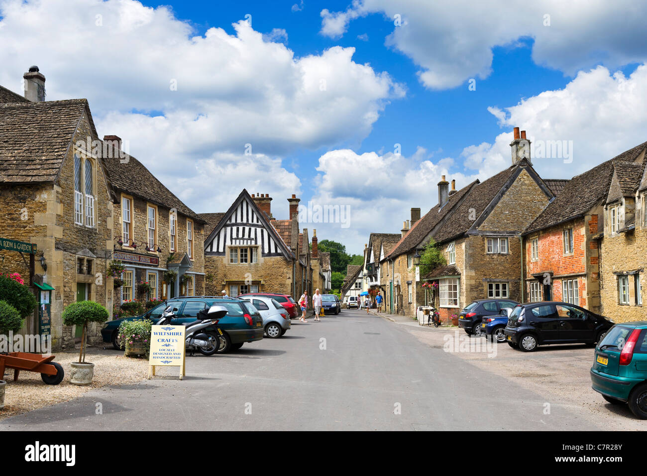 Church Street im Zentrum der malerischen Dorf Lacock, in der Nähe von Chippenham, Wiltshire, England, UK Stockfoto