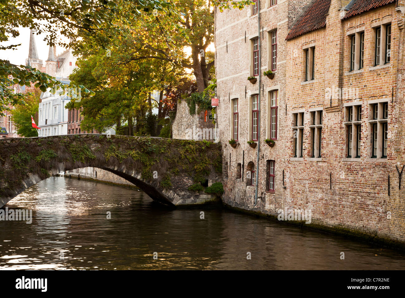 Kanal- und Meestraat Brücke in Brügge, Belgien mit den Türmen des Stadhuis oder Rathaus in der Ferne Stockfoto