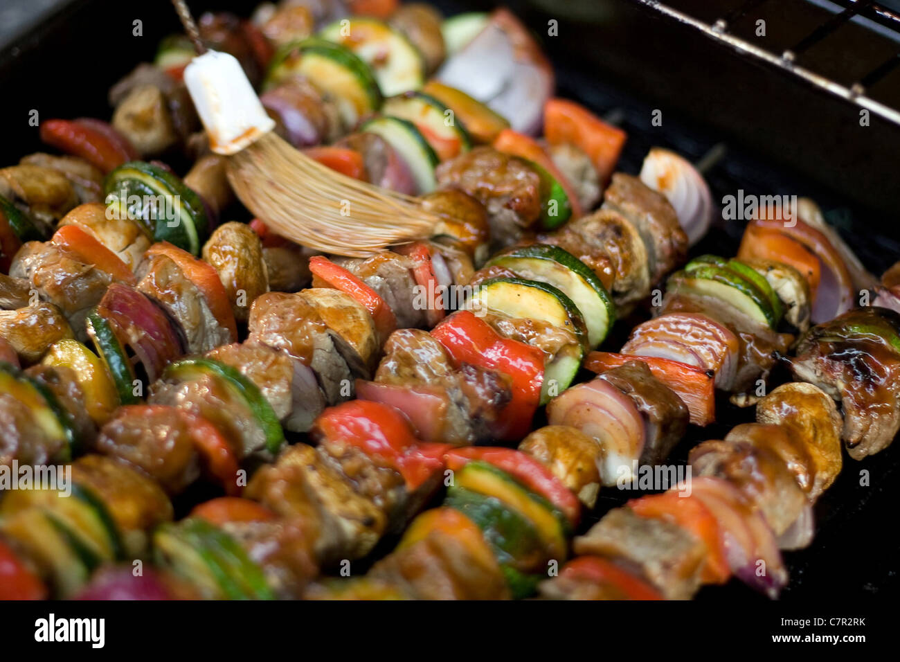 Rindfleisch-Schaschliks am Spieß, Kochen auf dem Grill. Geringe Schärfentiefe. Stockfoto