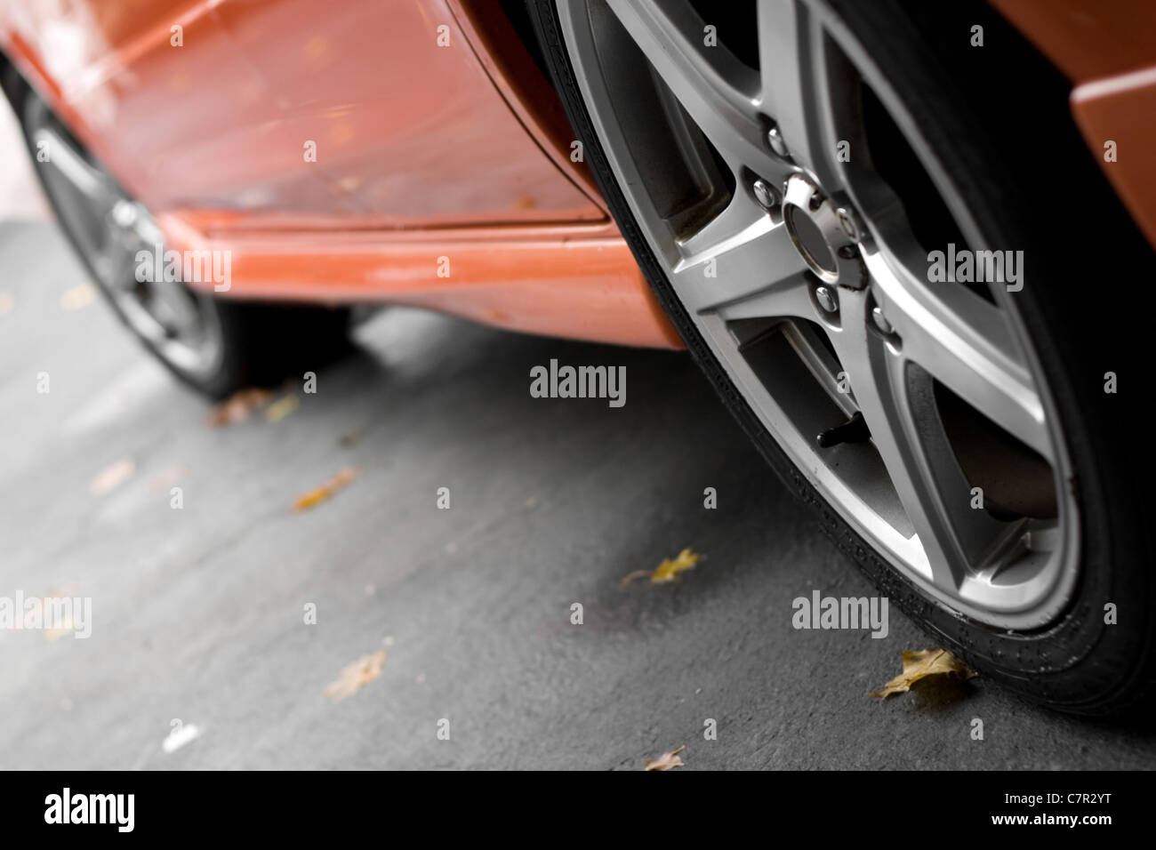 Eine Nahaufnahme der benutzerdefinierten Felgen auf einen modernen Sportwagen mit viel Exemplar. Geringe Schärfentiefe. Stockfoto