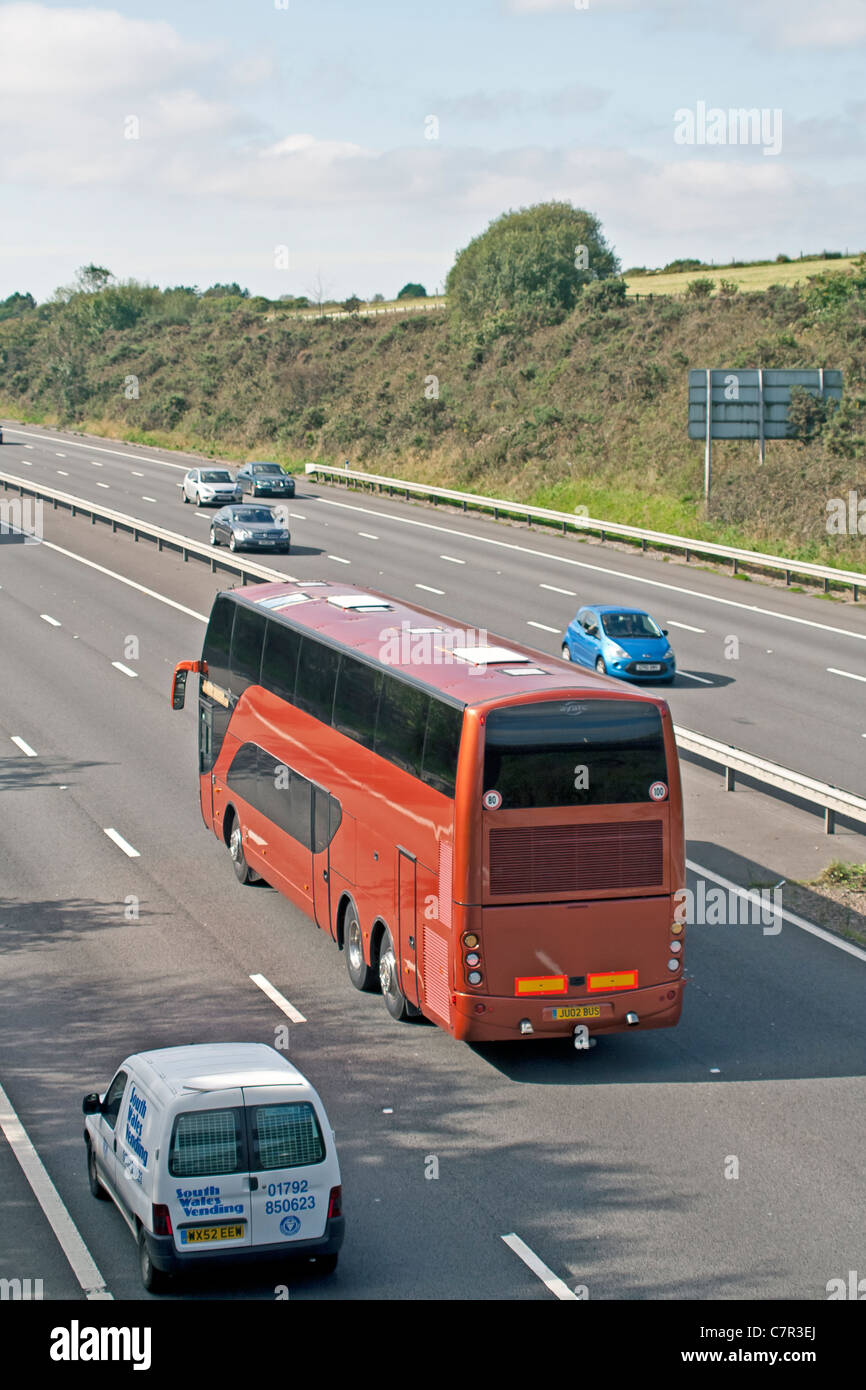 Ein Bus oder Bus fährt auf der Autobahn M4 in South Wales. Dieses Bild zeigt die Möglichkeiten des öffentlichen Nahverkehrs in der Region und bietet Reisenden im ganzen Land ein wichtiges Reisemittel. Stockfoto