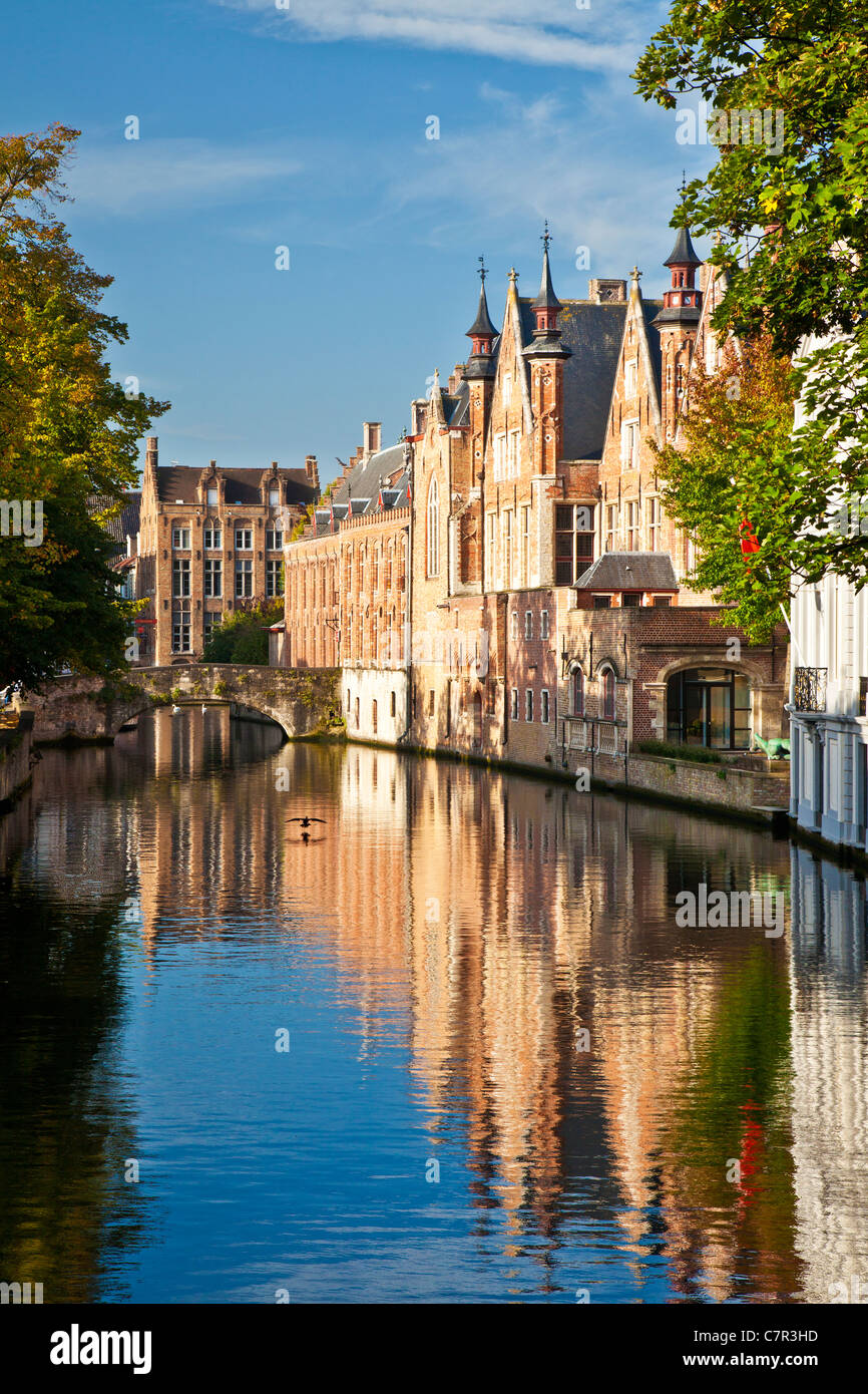 Kanal und Stein Brücke in Brügge, Belgien entlang der Steenhouwers Dijk. Stockfoto