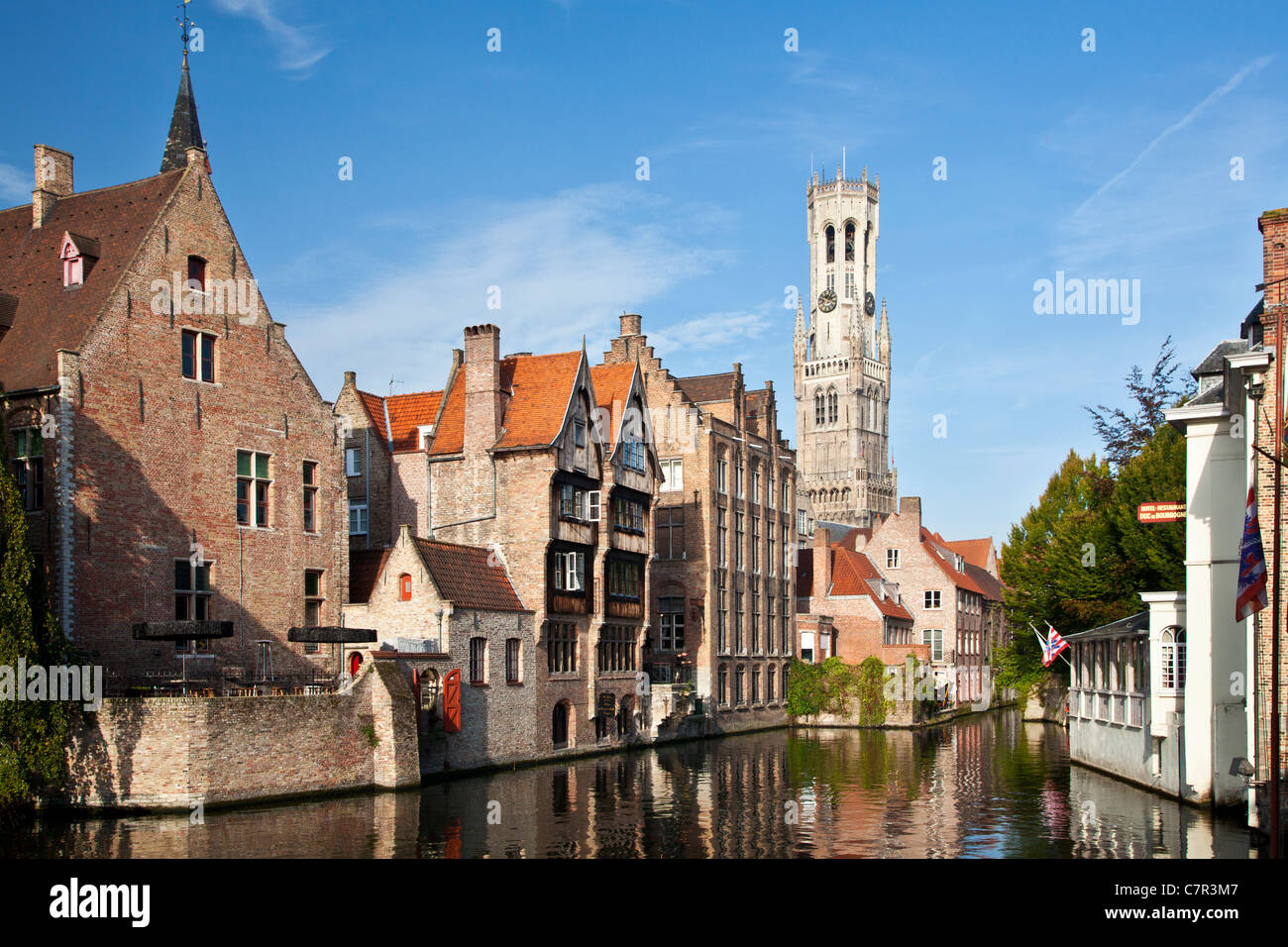 Die berühmte klassische ikonische Ansicht des Glockenturms vom Rozenhoedkaai, Rosaire Quay, Kai des Rosenkranzes in Brügge, Brügge, Belgien Stockfoto
