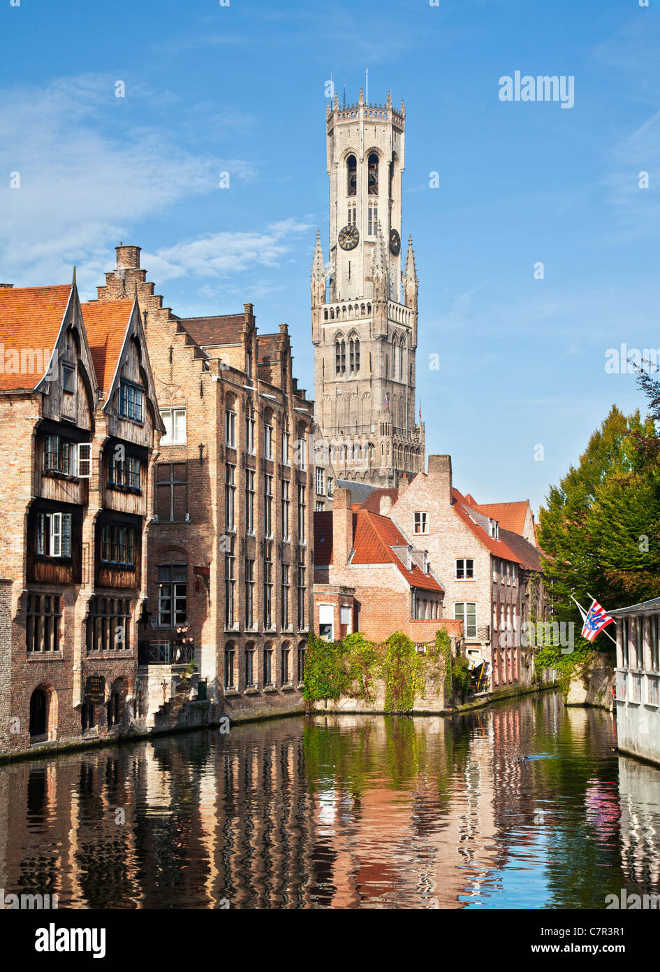 Die berühmte klassische ikonische Ansicht des Glockenturms vom Rozenhoedkaai, Rosaire Quay, Kai des Rosenkranzes in Brügge, Brügge, Belgien Stockfoto