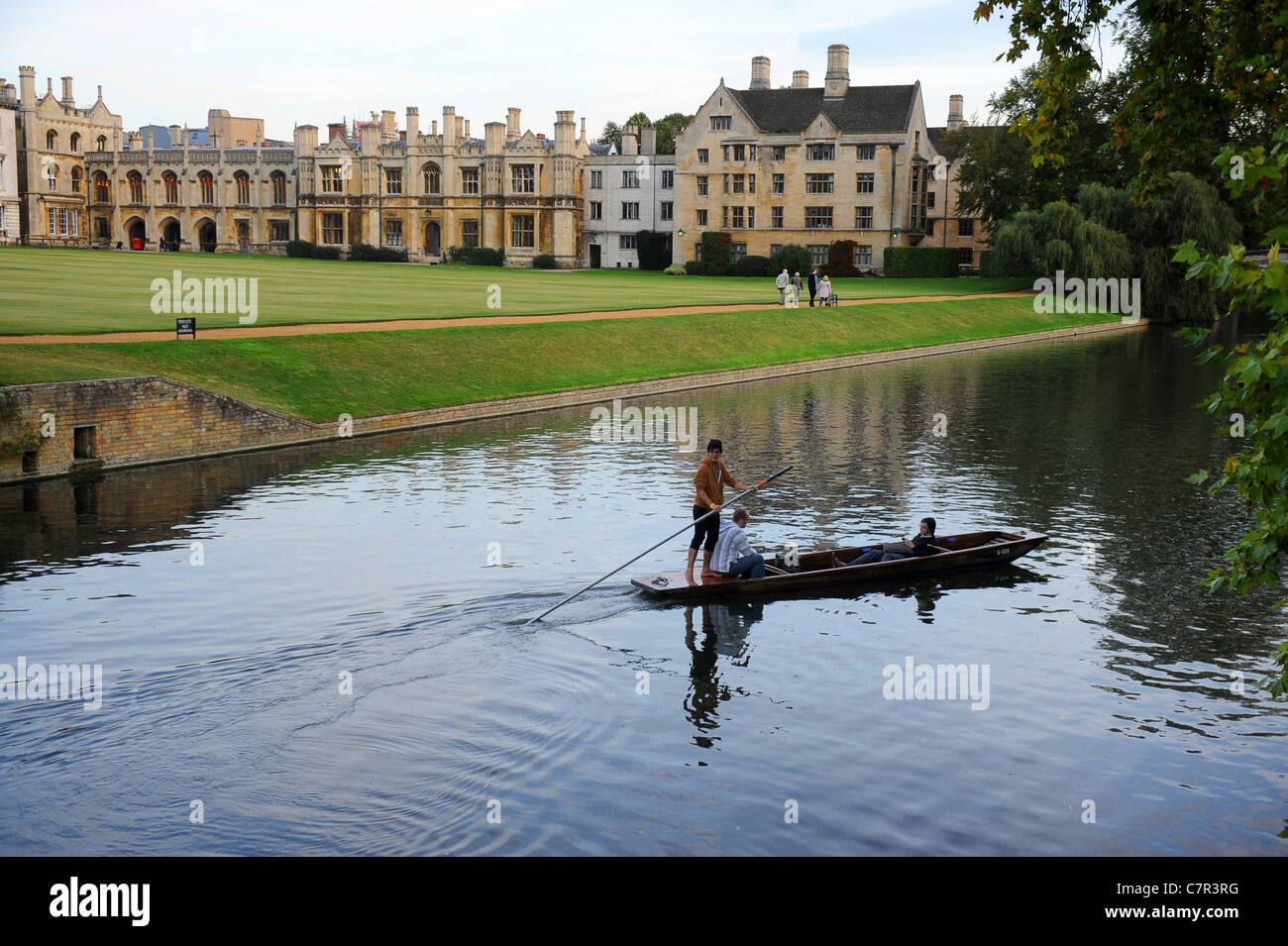 Stechkahn fahren am Fluss Cam am frühen Abend Cambridge England Uk Stockfoto