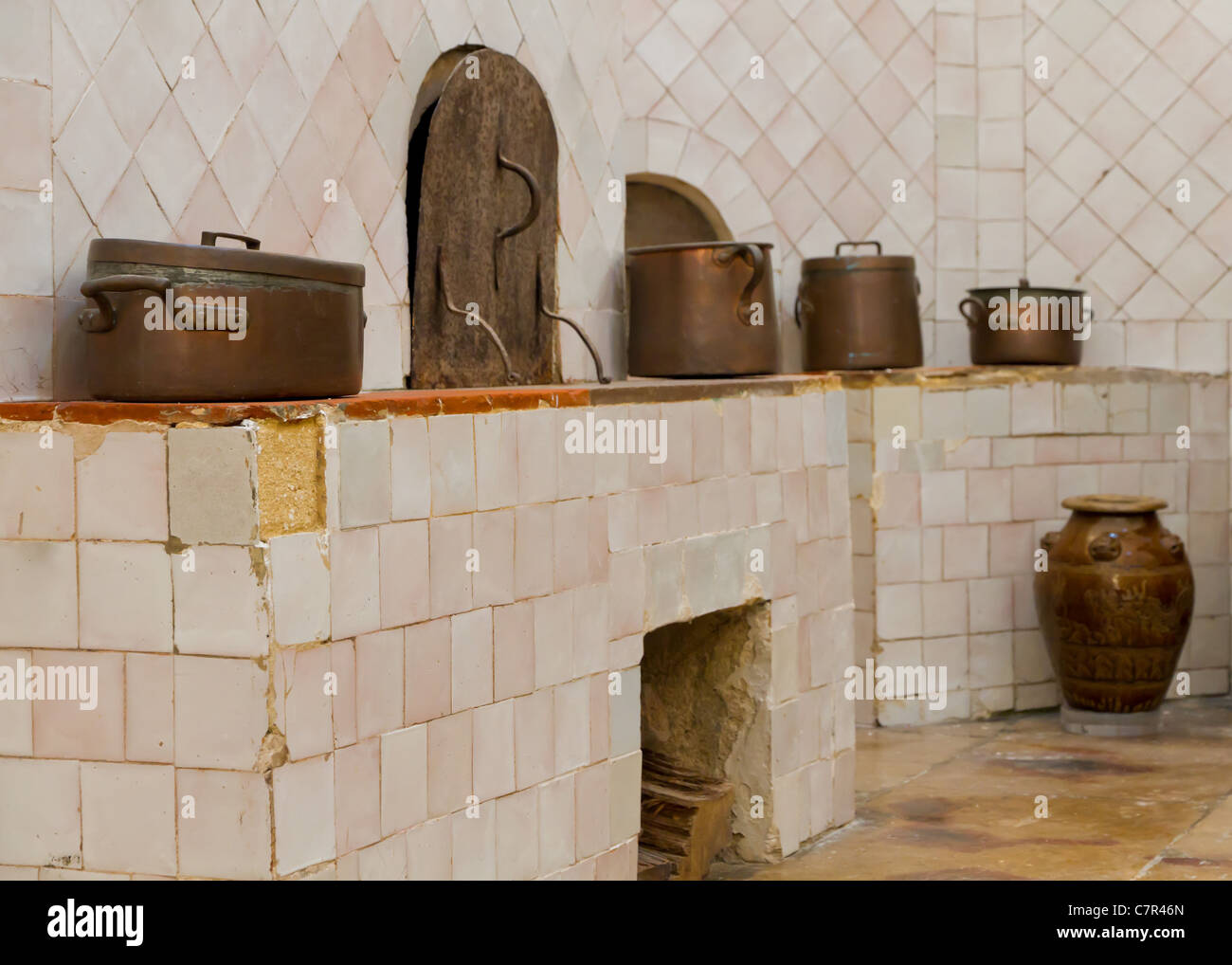 Große Vintage Küche mit Kupfertöpfe und Kamin im Nationalpalast von Sintra, Portugal Stockfoto