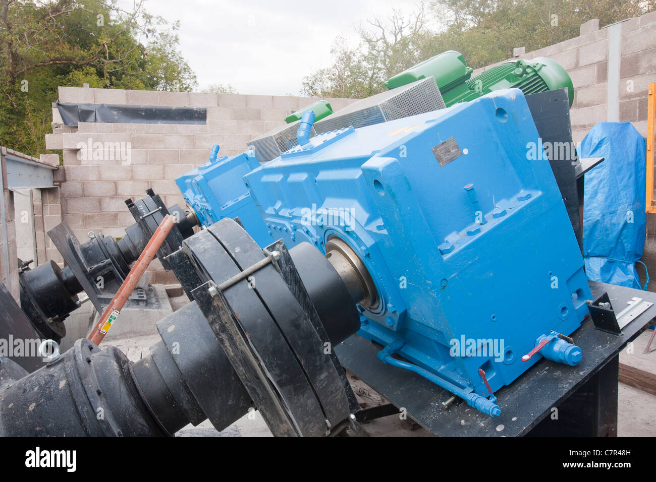 Die Bauarbeiten am Anschluss zwei Archimedes Schrauben an einem neuen hydro Elektro-Projekt am Fluss Leven, Low Wood Stockfoto