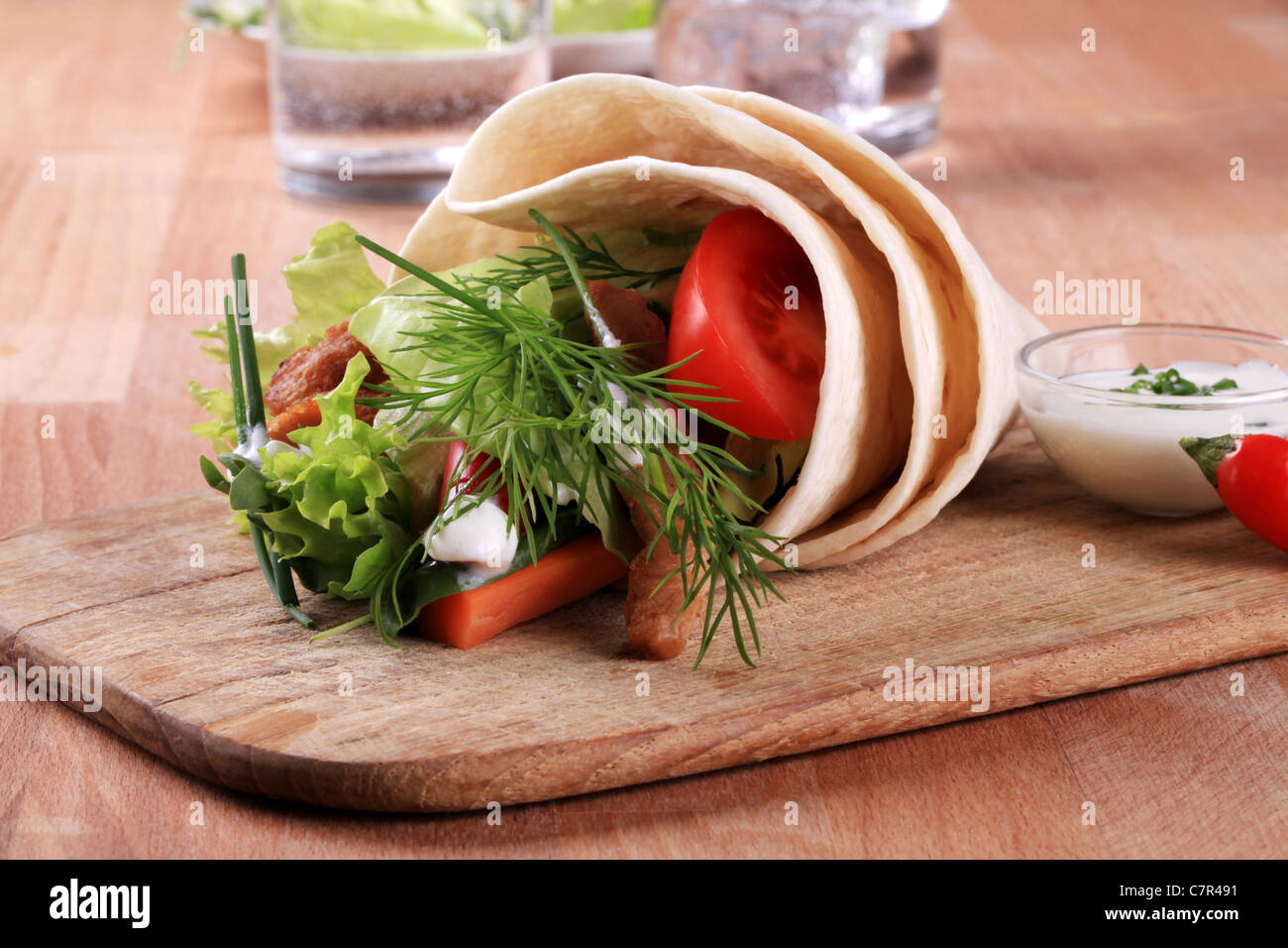 Vegetarischer Wrap-Sandwich mit strukturierten pflanzliches Eiweiß Stockfoto