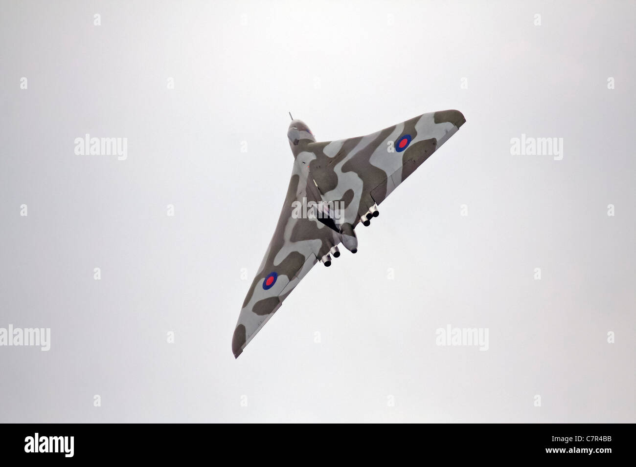 Die Avro Vulcan XH558 wurde auf der Farnborough International Airshow ausgestellt und zeigte seine Flugleistung und die Luftfahrtgeschichte als bedeutendes Militärflugzeug. Stockfoto