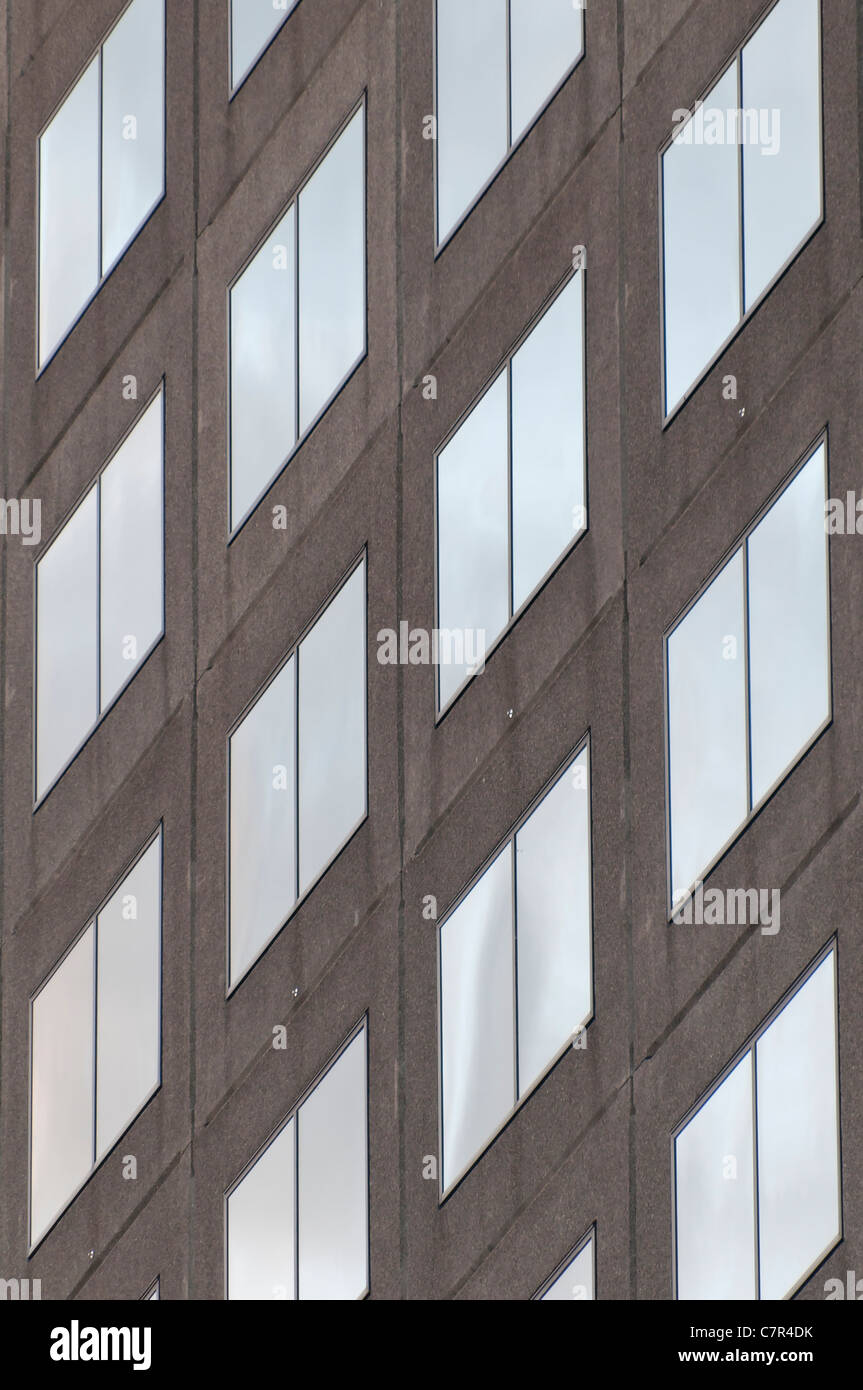 Fenster eines Bürogebäudes Stockfoto