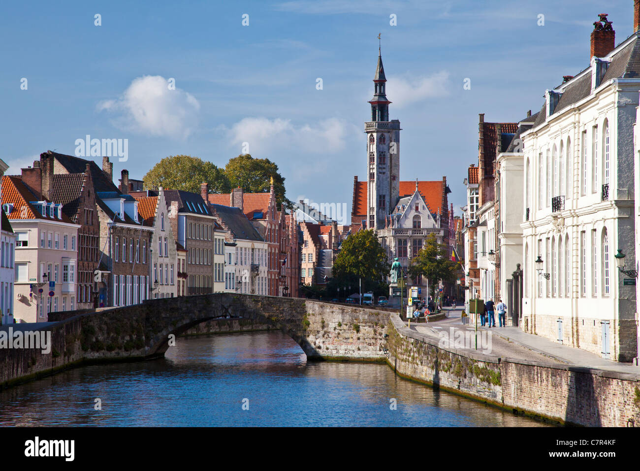 Blick auf Kanal zwischen Spiegelrei (rechts) und Spinolarei auf Jan van Eyck Square und die Bürgergemeinde Lodge in Brügge, Belgien Stockfoto