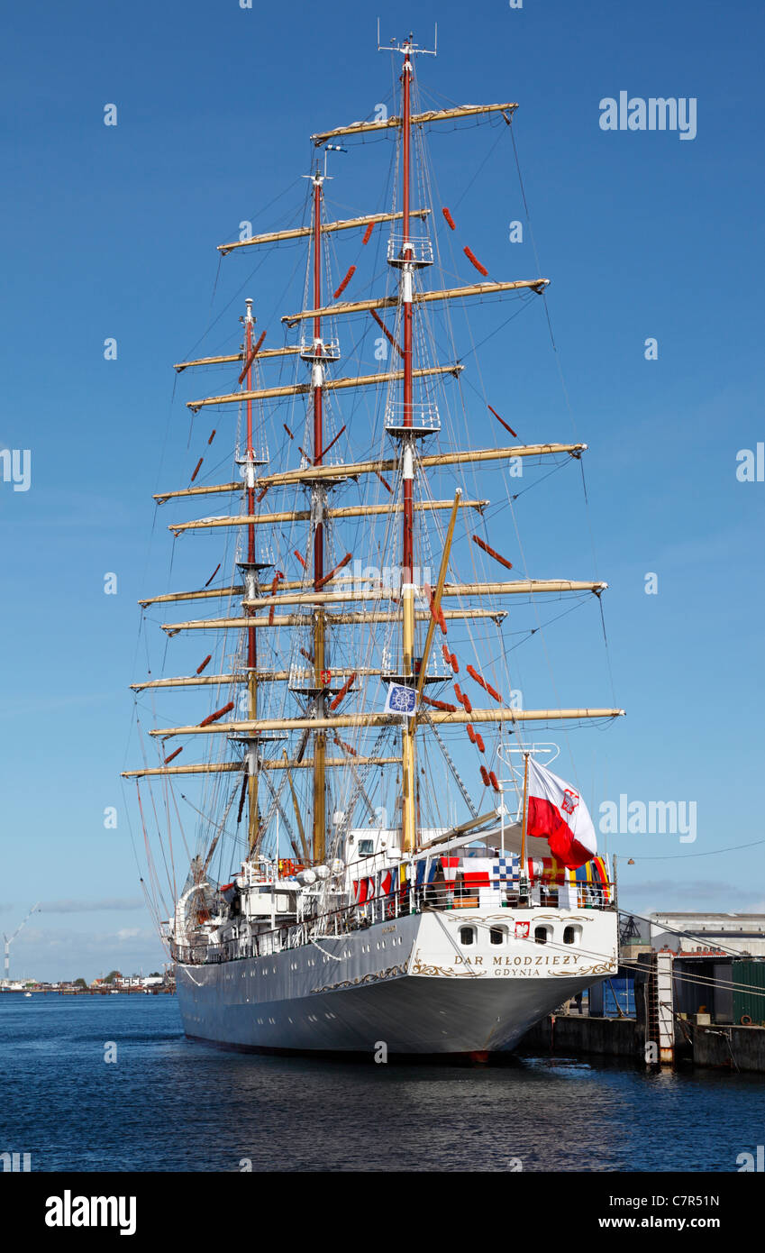 Einer der größten Segel-Training Schiffe in der Welt, dem polnischen Dar Mlodziezy festgemacht, bei einem Besuch in Kopenhagen, Dänemark Stockfoto