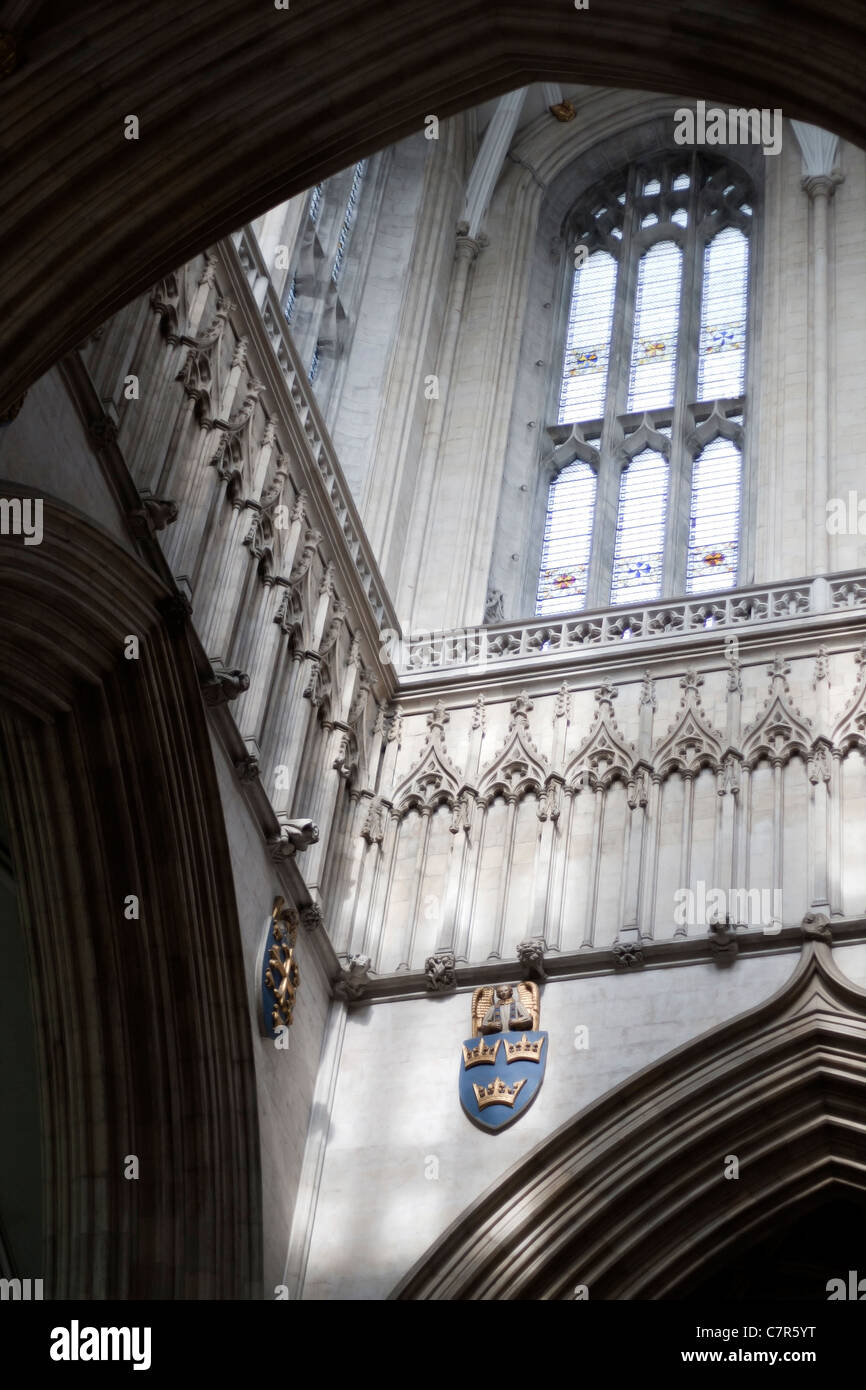 Im Inneren der Kathedrale von York zeigt die schöne Struktur, Architektur und Wappen. Stockfoto