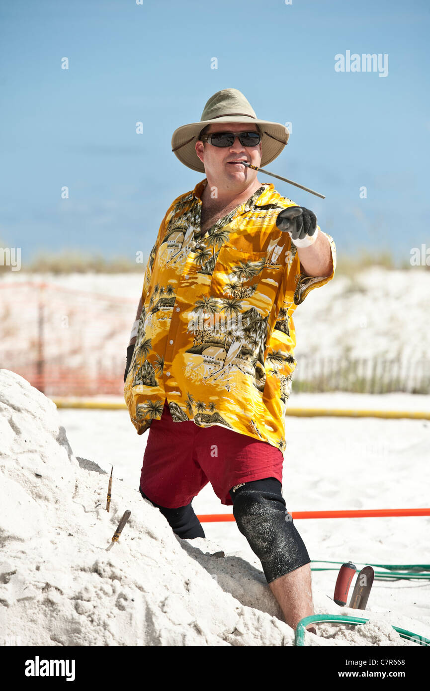 Sand Bildhauer Rusty Croft Spaß mit Zuschauern während einer Sandes sculpting Wettbewerb Navarre Beach, Florida, USA Stockfoto