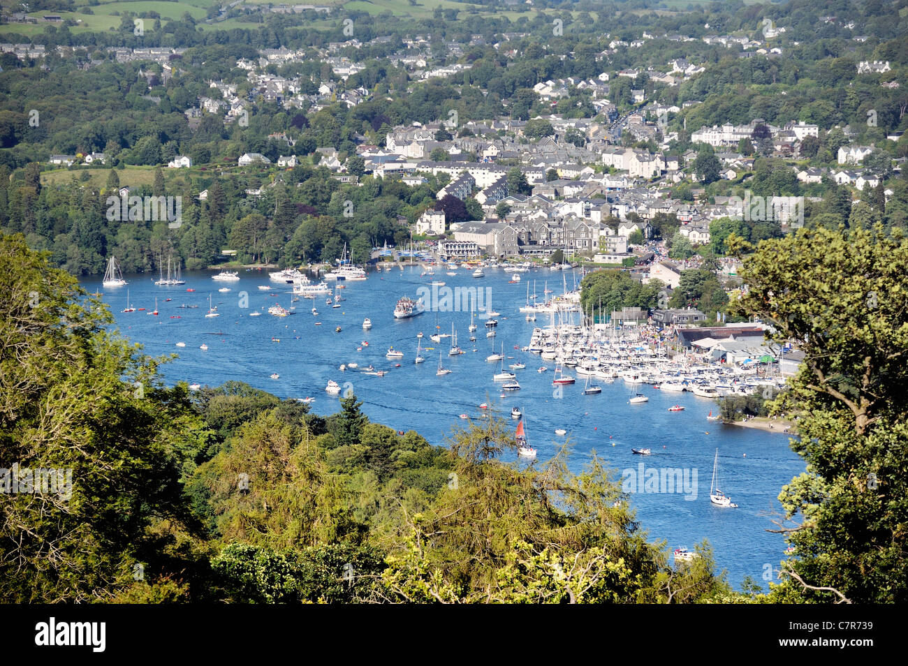 Windermere. Nationalpark Lake District, Cumbria, England. N.E. über Bowness auf Windermere Bootsliegeplätze von oben weit Sawrey Stockfoto