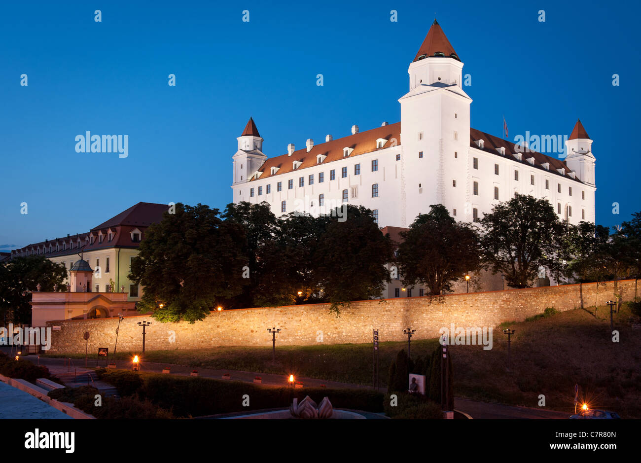 Bratislava Burg bei Nacht, Slowakei Stockfoto