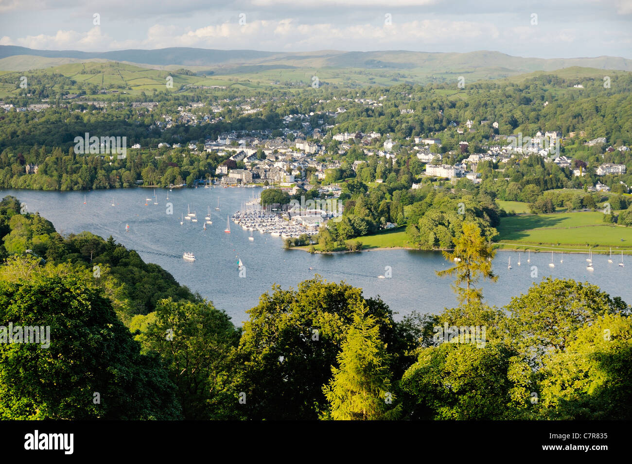 Windermere. Nationalpark Lake District, Cumbria, England. N.E. über Bowness auf Windermere Bootsliegeplätze von oben weit Sawrey Stockfoto