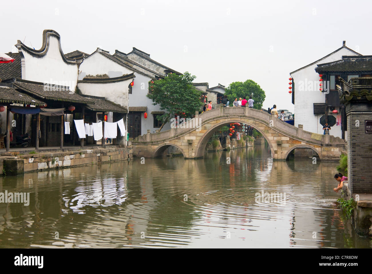 Alte Residenz und Stein Brücke über den Canal Grande, Xitang, Zhejiang Province, China Stockfoto