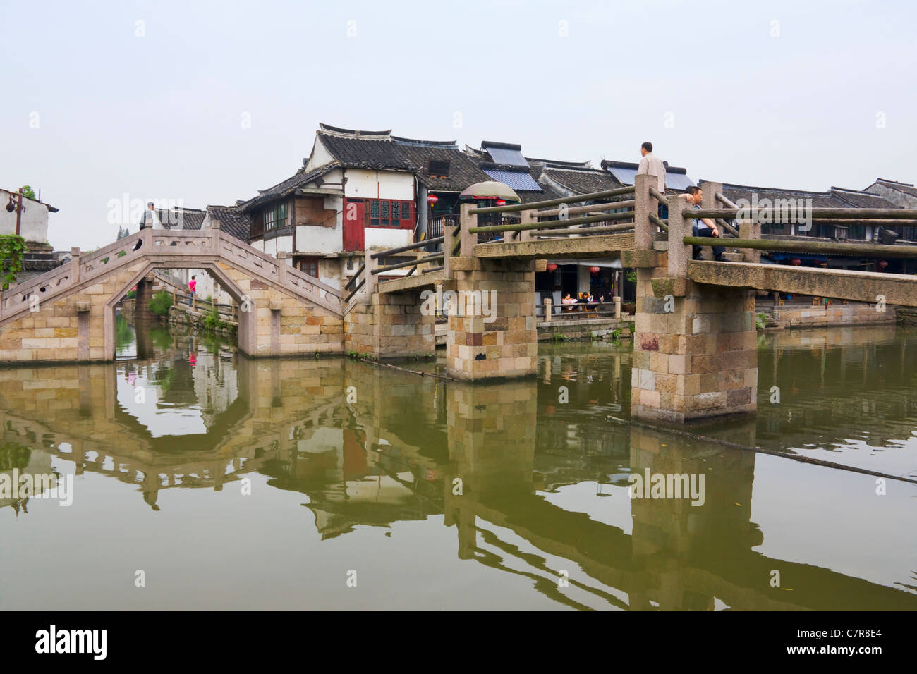 Alte Residenz und Stein Brücke über den Canal Grande, Xitang, Zhejiang Province, China Stockfoto