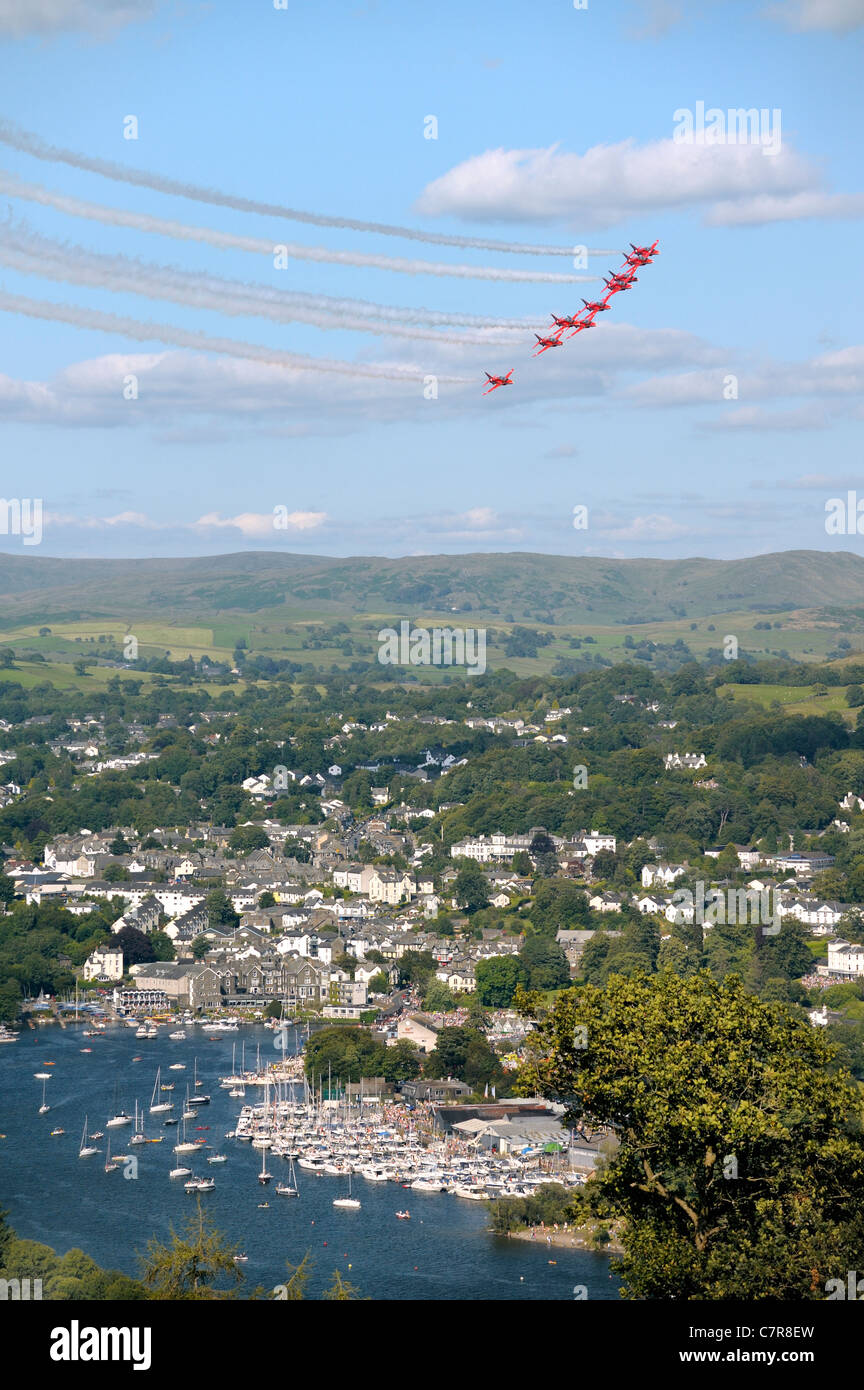 Rote Pfeile Royal Air Force Aerobatic Team fliegen in Formation über Bowness während Windermere-Air-Festival, Cumbria, UK Stockfoto